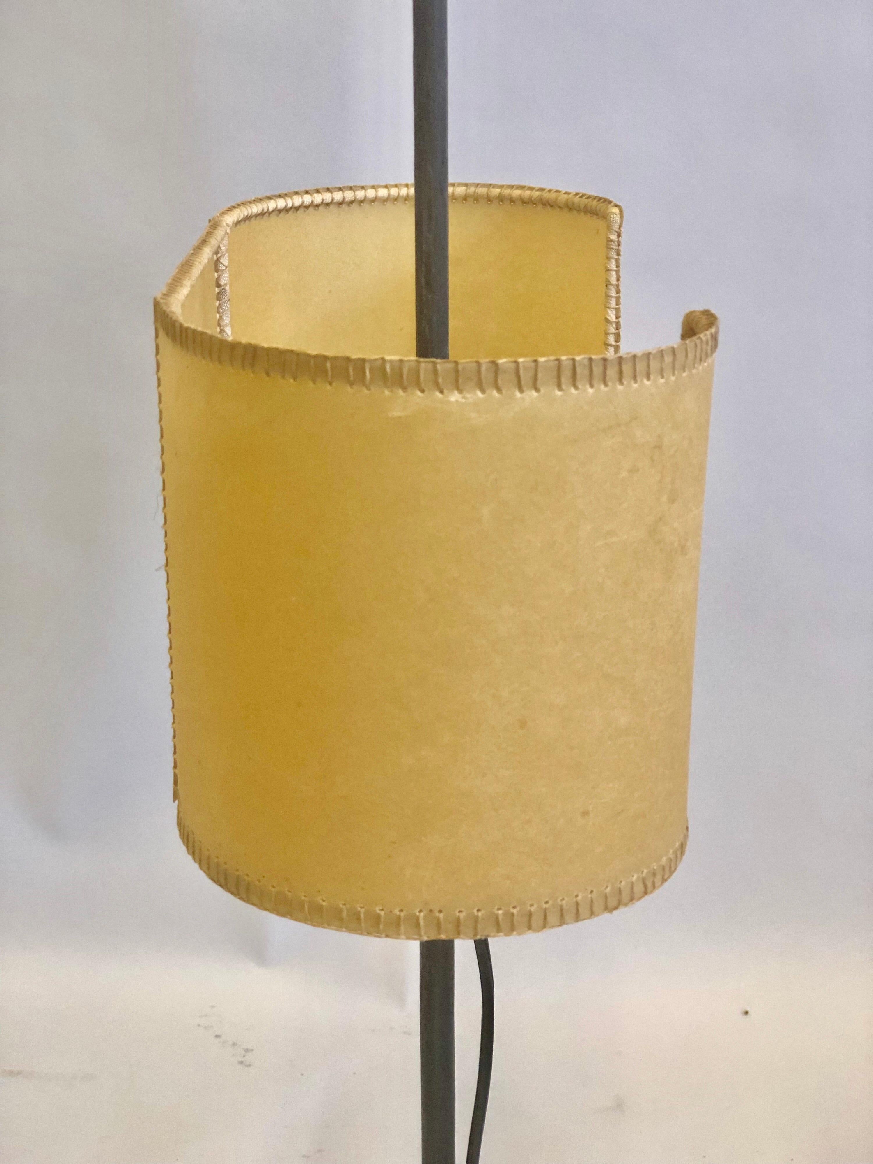 Papier parchemin Lampes de table françaises du milieu du siècle en fer forgé et parchemin attribuées à Gilbert Poillerat en vente