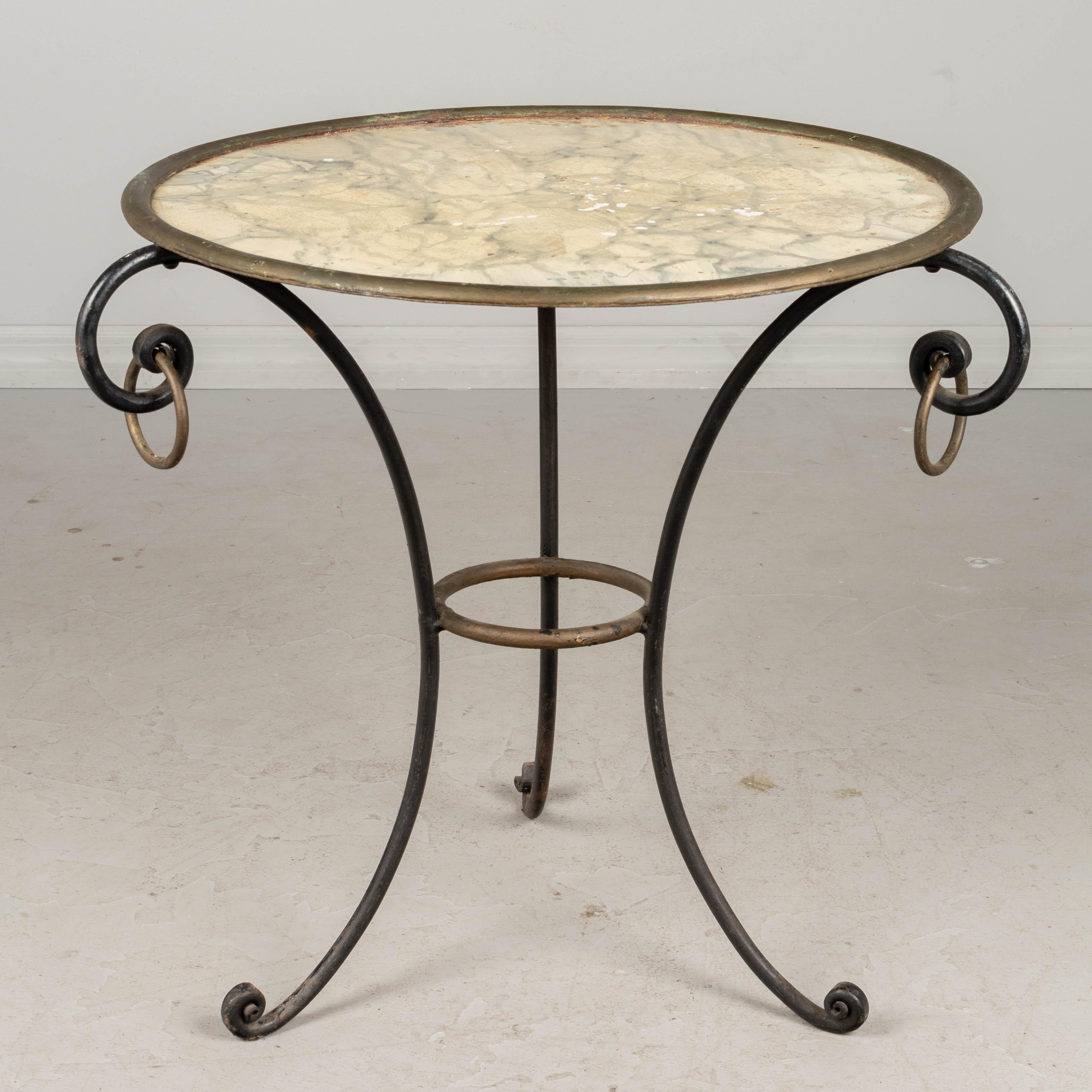 Französisch Mid Century Schmiedeeisen Beistelltisch (Moderne der Mitte des Jahrhunderts)