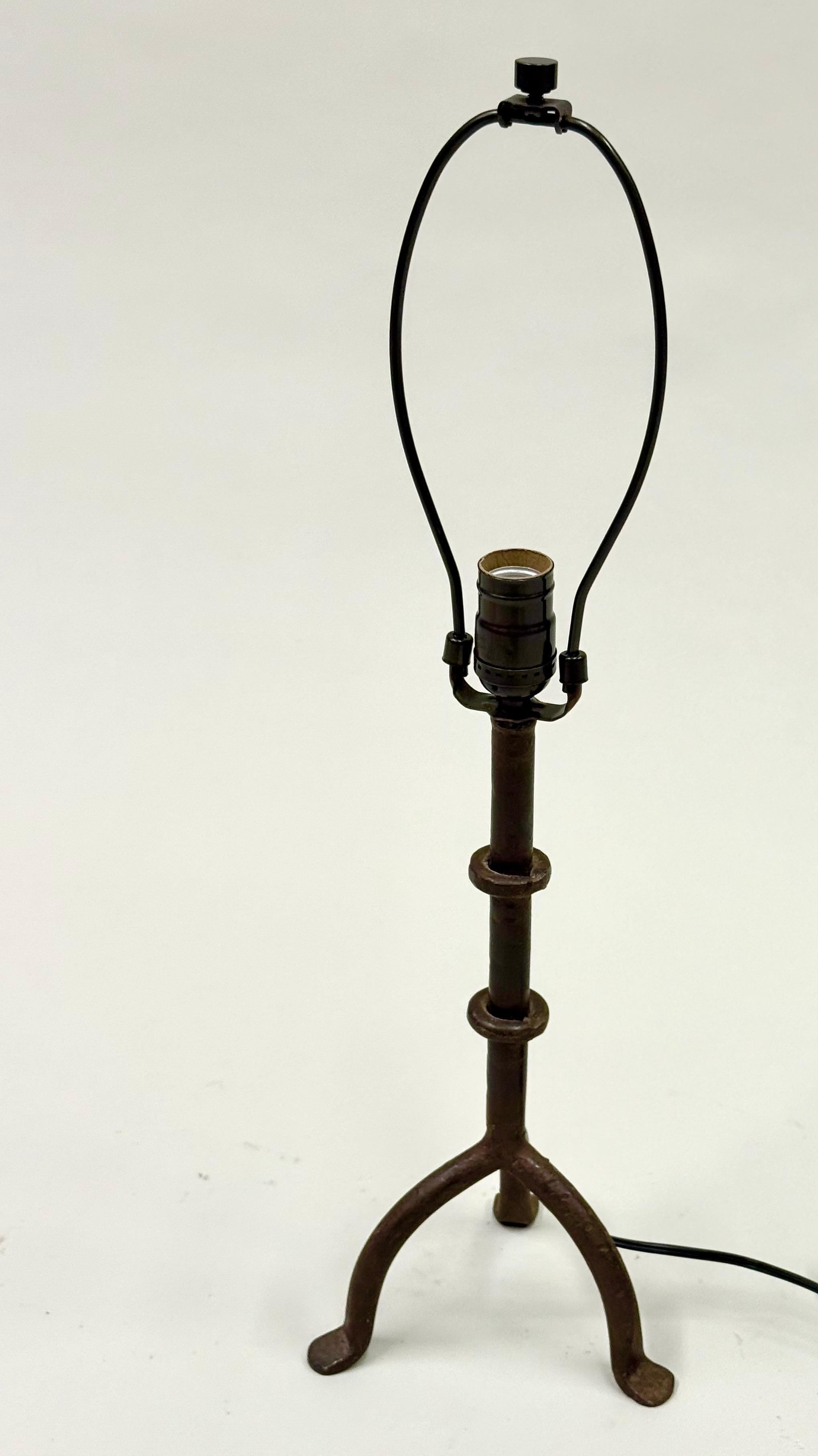 French Mid-Century Wrought Iron Table Lamps in the Style of Giacometti In Good Condition For Sale In New York, NY