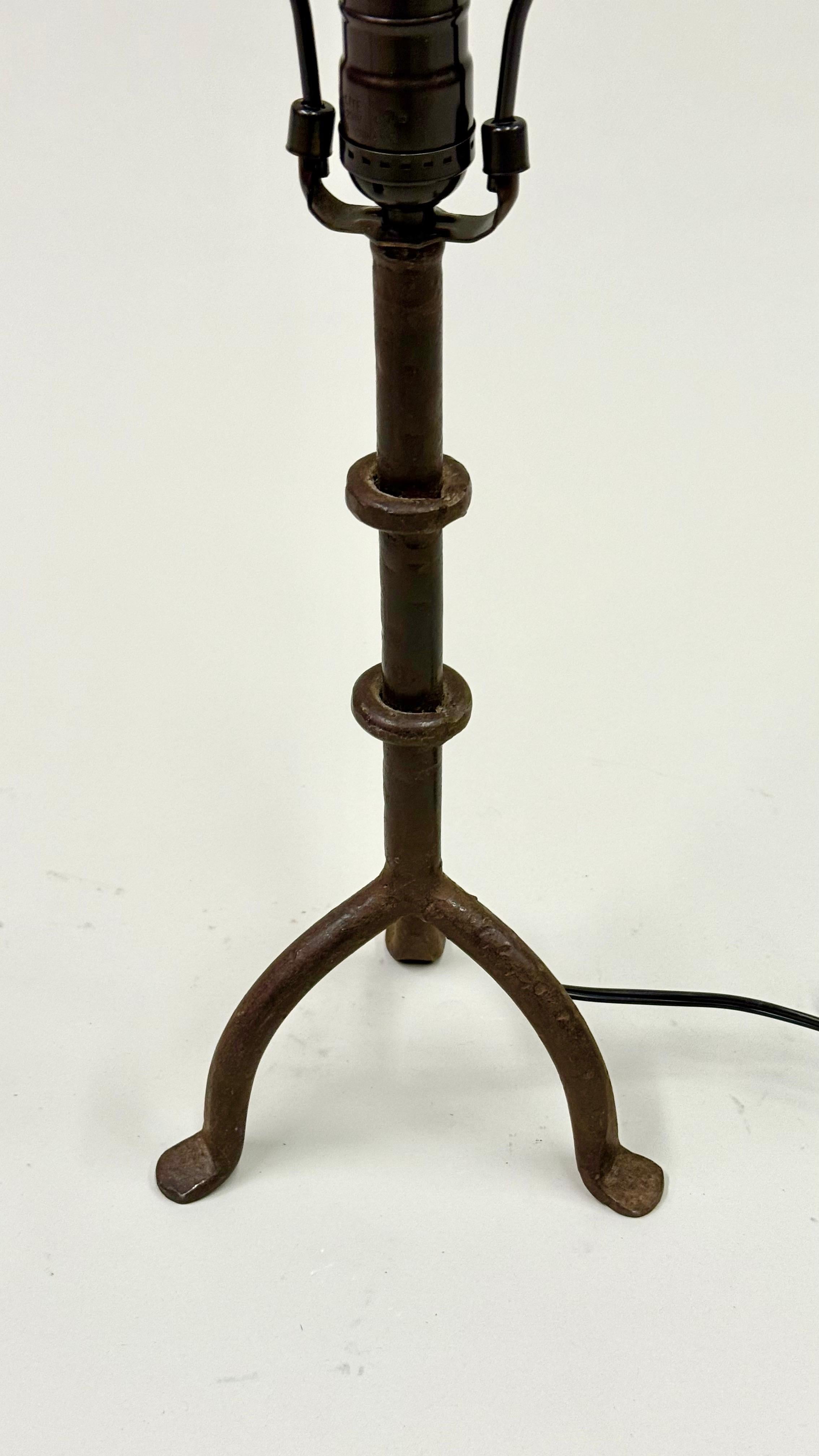 French Mid-Century Wrought Iron Table Lamps in the Style of Giacometti For Sale 1