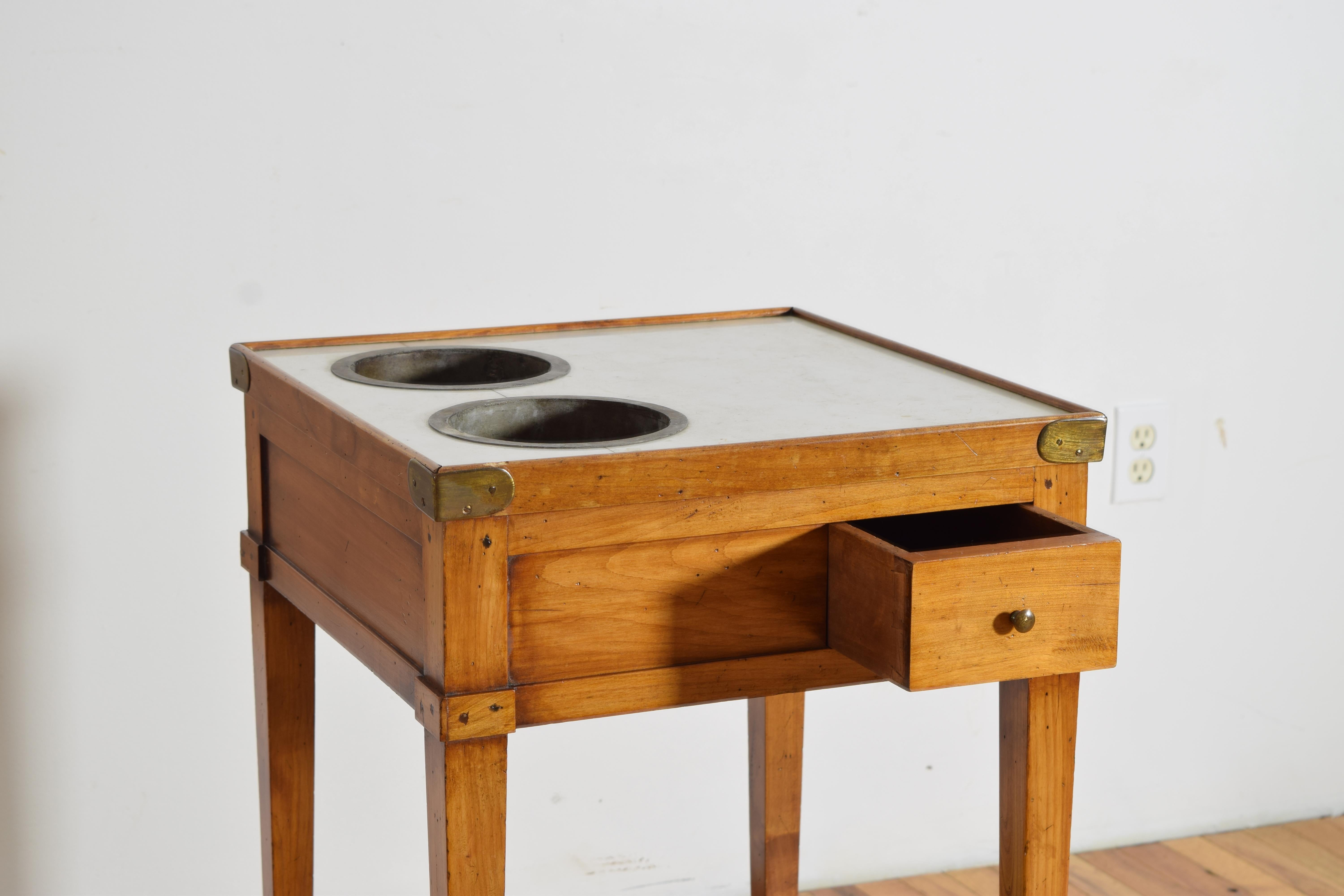 Rafraichissoir francés neoclásico medio de nogal, latón, mármol y cinc, ca. 1815 Francés en venta