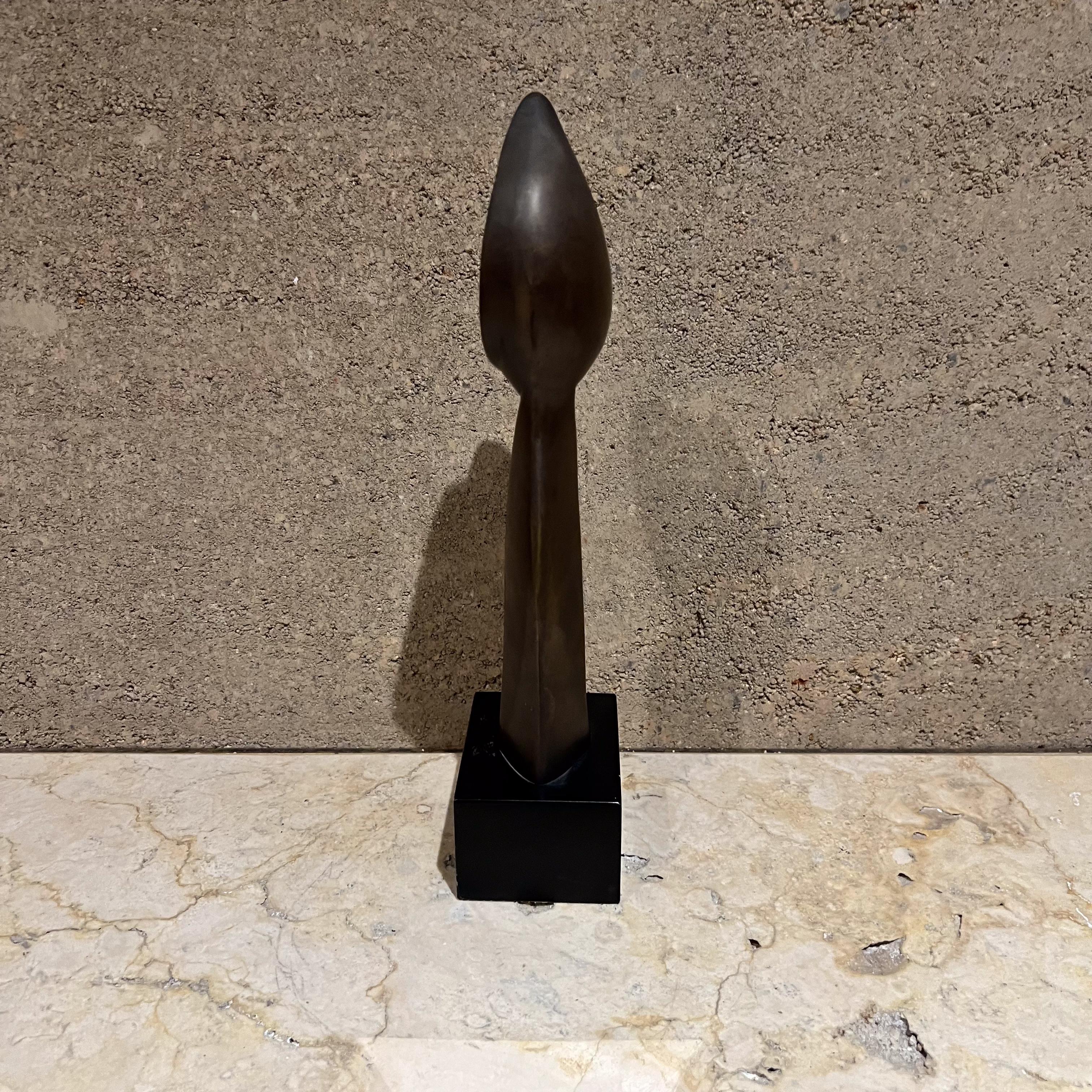 Scultura francese di metà secolo in bronzo di piccole dimensioni Astratto
supporto nero
12,75 H. x 3,5 L. x 1,75 D.
Originale d'epoca non restaurato - alcuni segni di usura.
Fai riferimento alle immagini