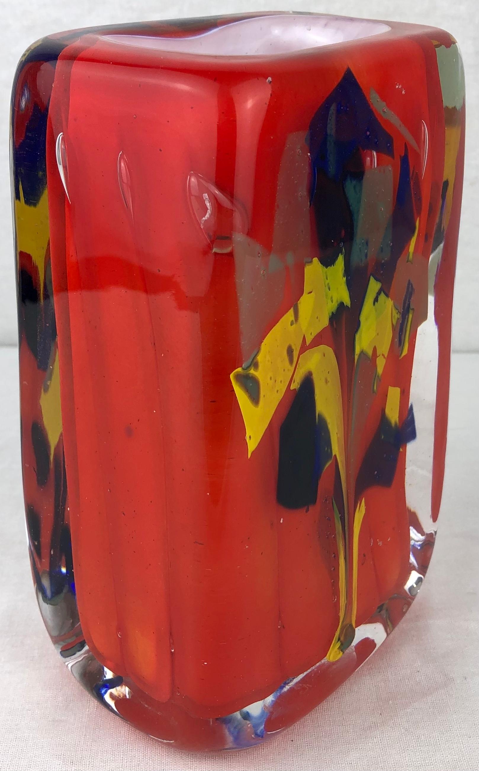 Superbe vase en verre d'art français du milieu du siècle dernier, signé Raymond Branly.
Verre d'art stratifié exquis, fabriqué à la main. 

Un bel objet décoratif qui rehausserait n'importe quelle étagère ou plateau de table.
   
Mesures :