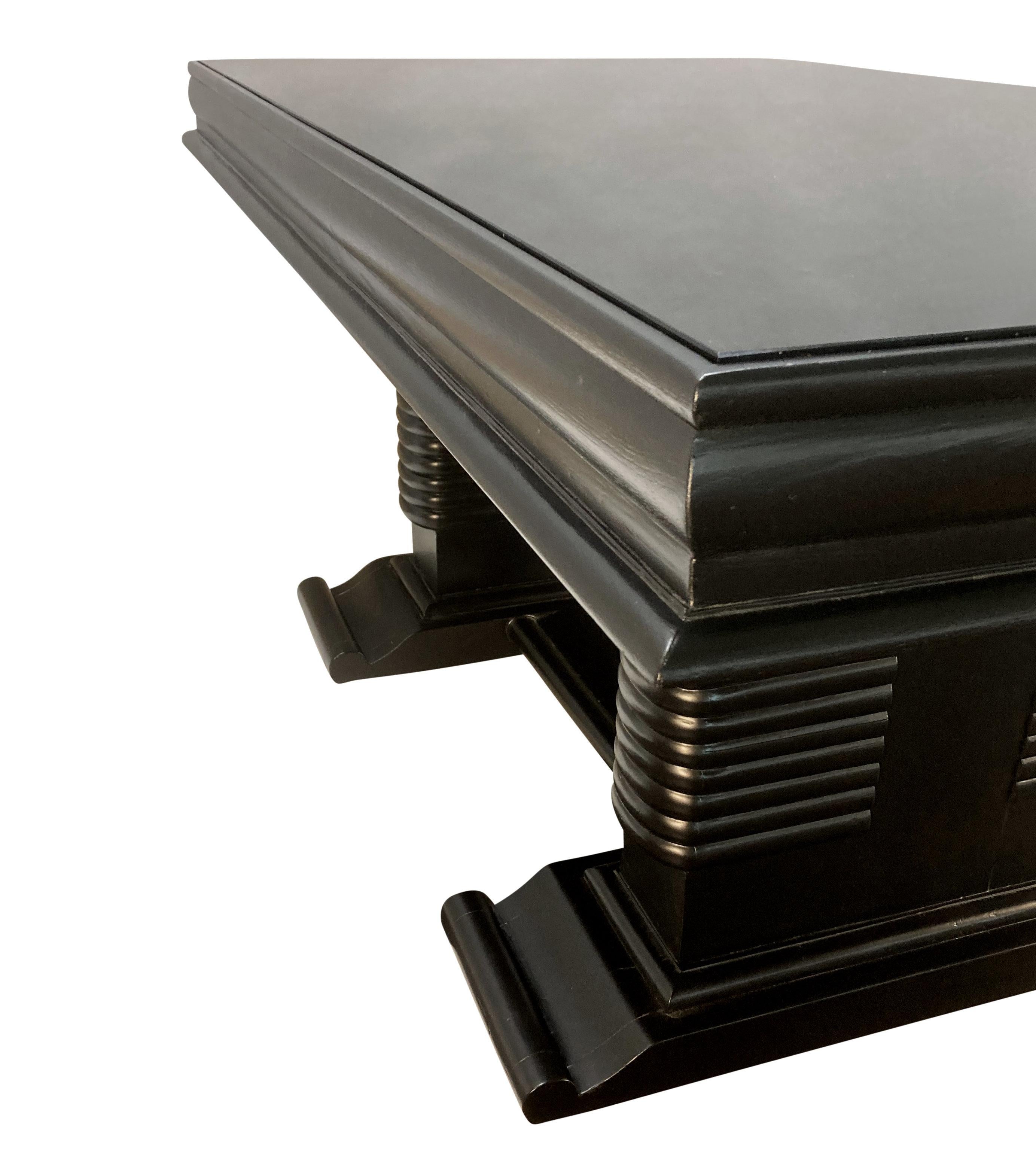 Mesa de comedor francesa de mediados de siglo lacada en negro. Sobre dos pedestales gemelos y una encimera de cristal negro incrustado. La parte superior, es la oiginal y tiene muchos arañazos superficiales pero ningún desconchón. La mesa es muy