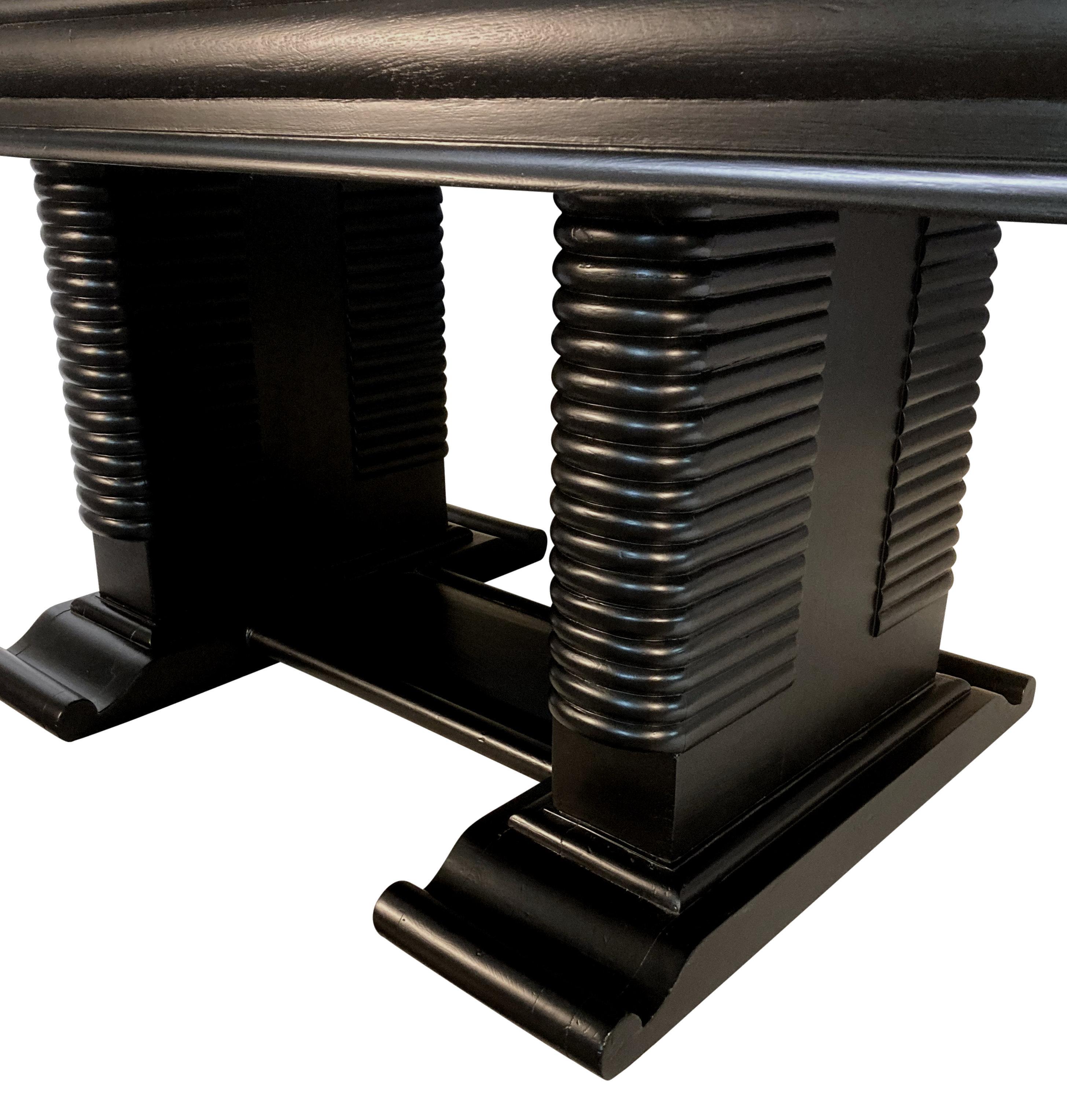 Mesa de comedor francesa de mediados de siglo lacada en negro Moderno de mediados de siglo en venta