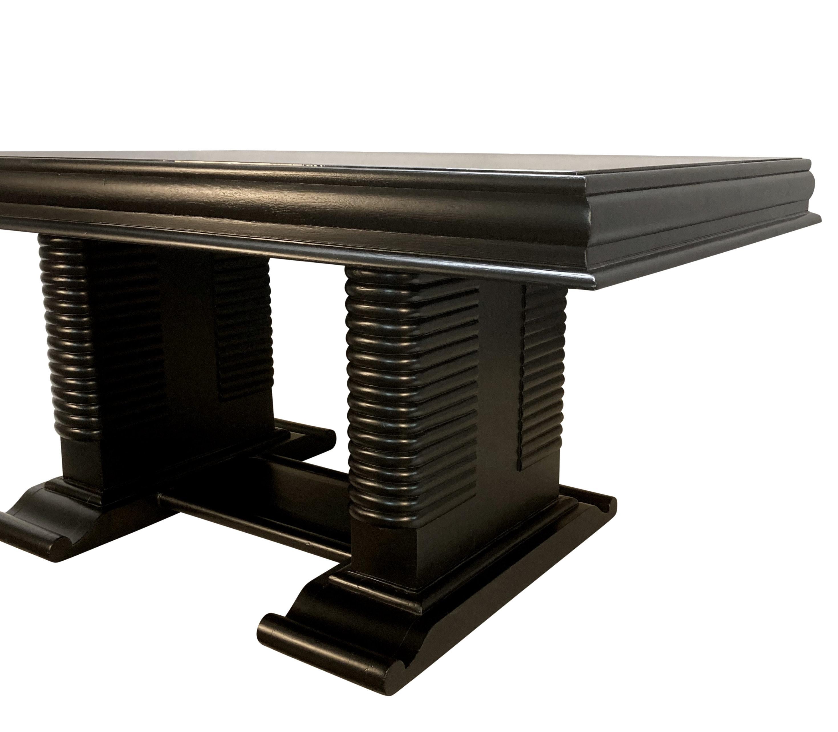 Mesa de comedor francesa de mediados de siglo lacada en negro Francés en venta
