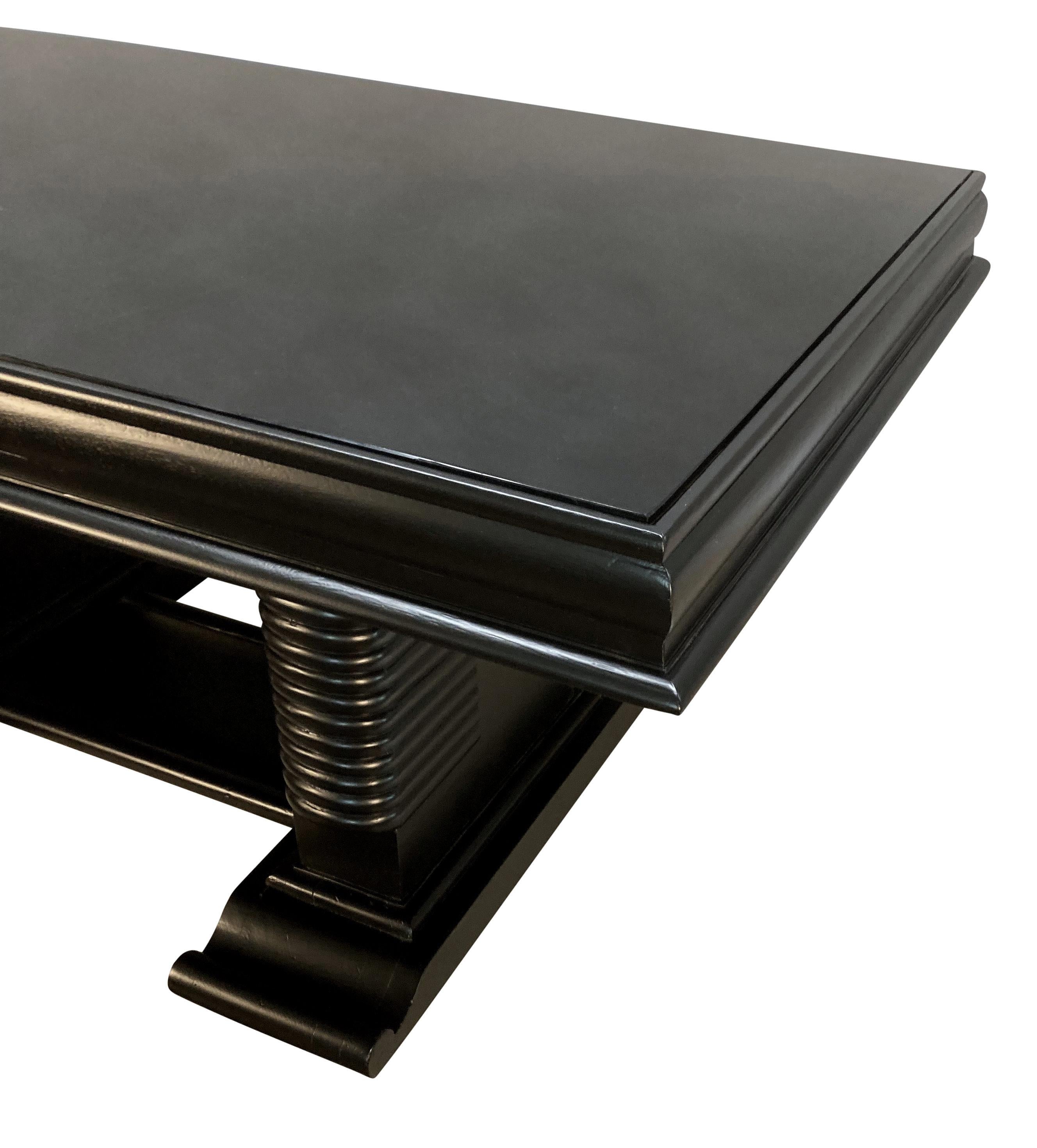 Mesa de comedor francesa de mediados de siglo lacada en negro mediados del siglo XX en venta