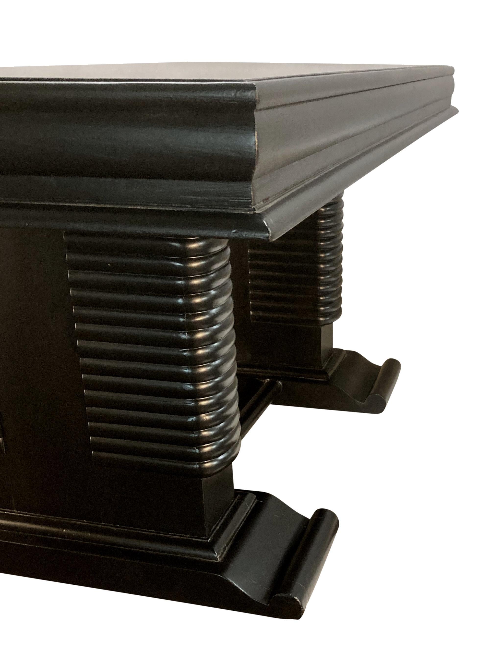 Mesa de comedor francesa de mediados de siglo lacada en negro Vidrio artístico en venta
