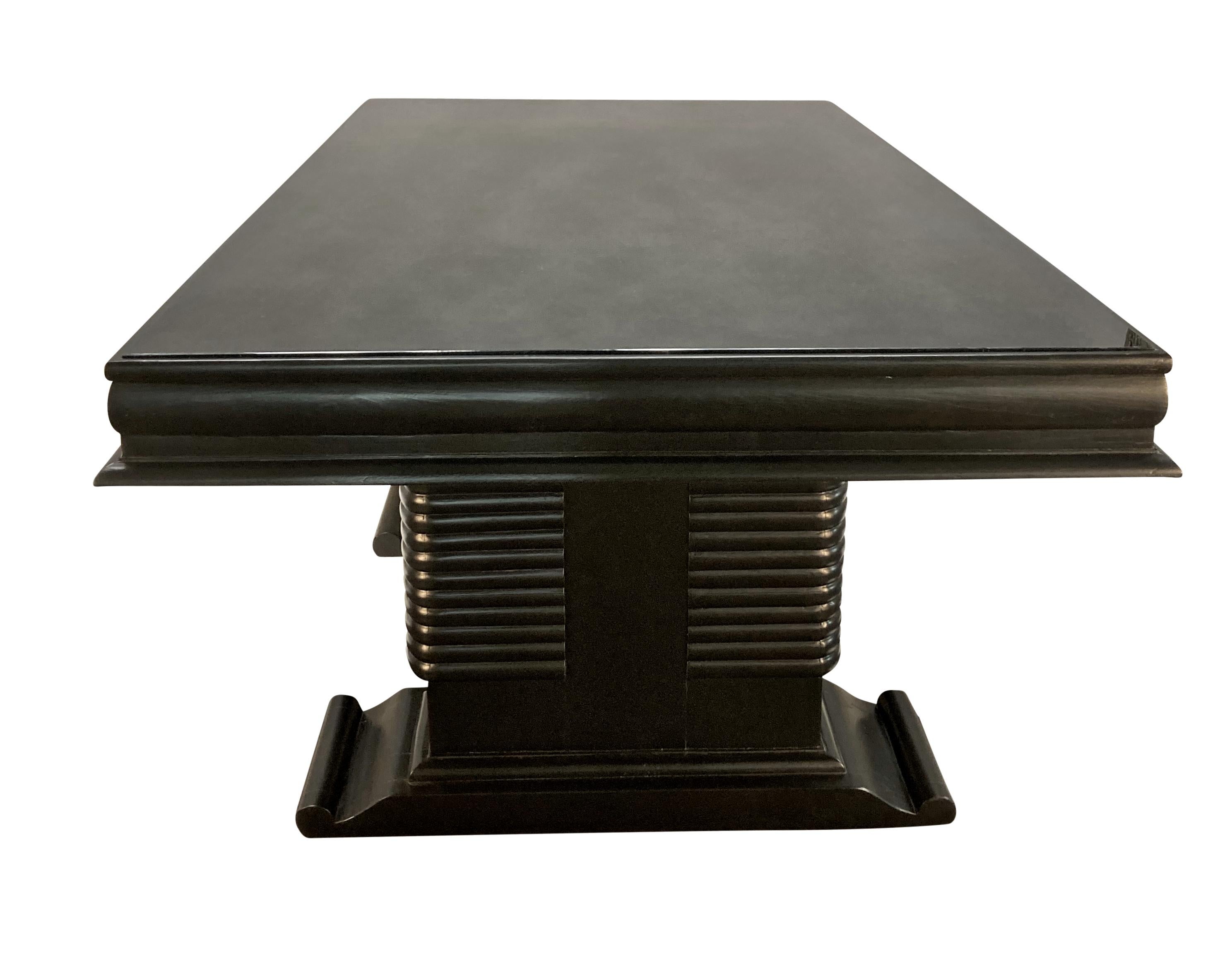 Mesa de comedor francesa de mediados de siglo lacada en negro en venta 1