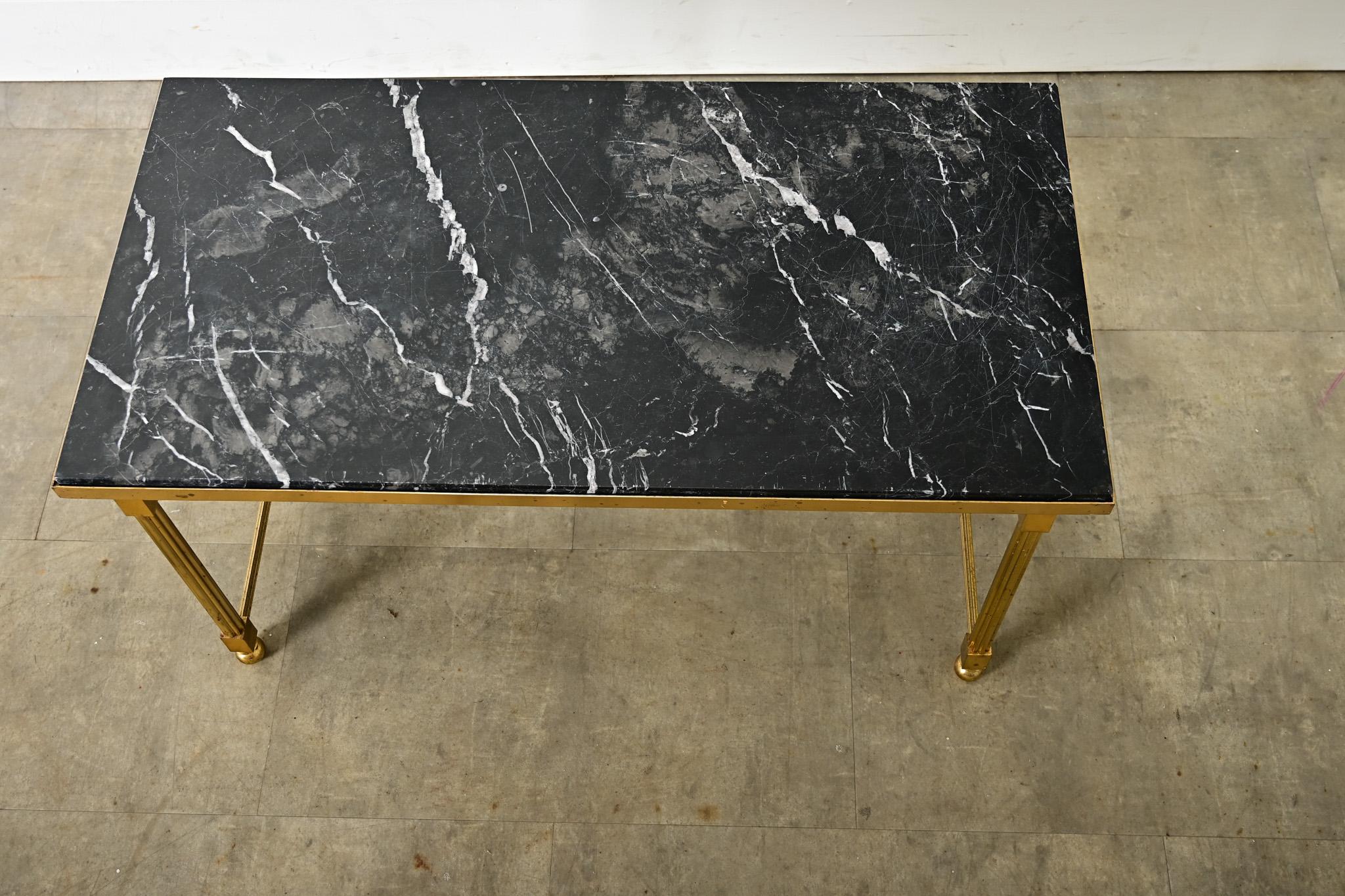 Mesa de centro francesa de mediados de siglo de mármol negro y latón Regencia de Hollywood en venta