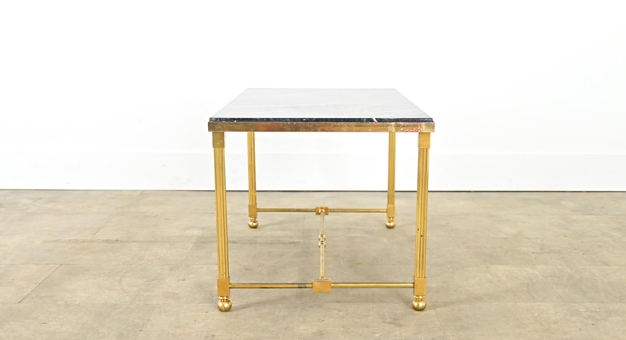Mesa de centro francesa de mediados de siglo de mármol negro y latón en Bueno estado para la venta en Baton Rouge, LA