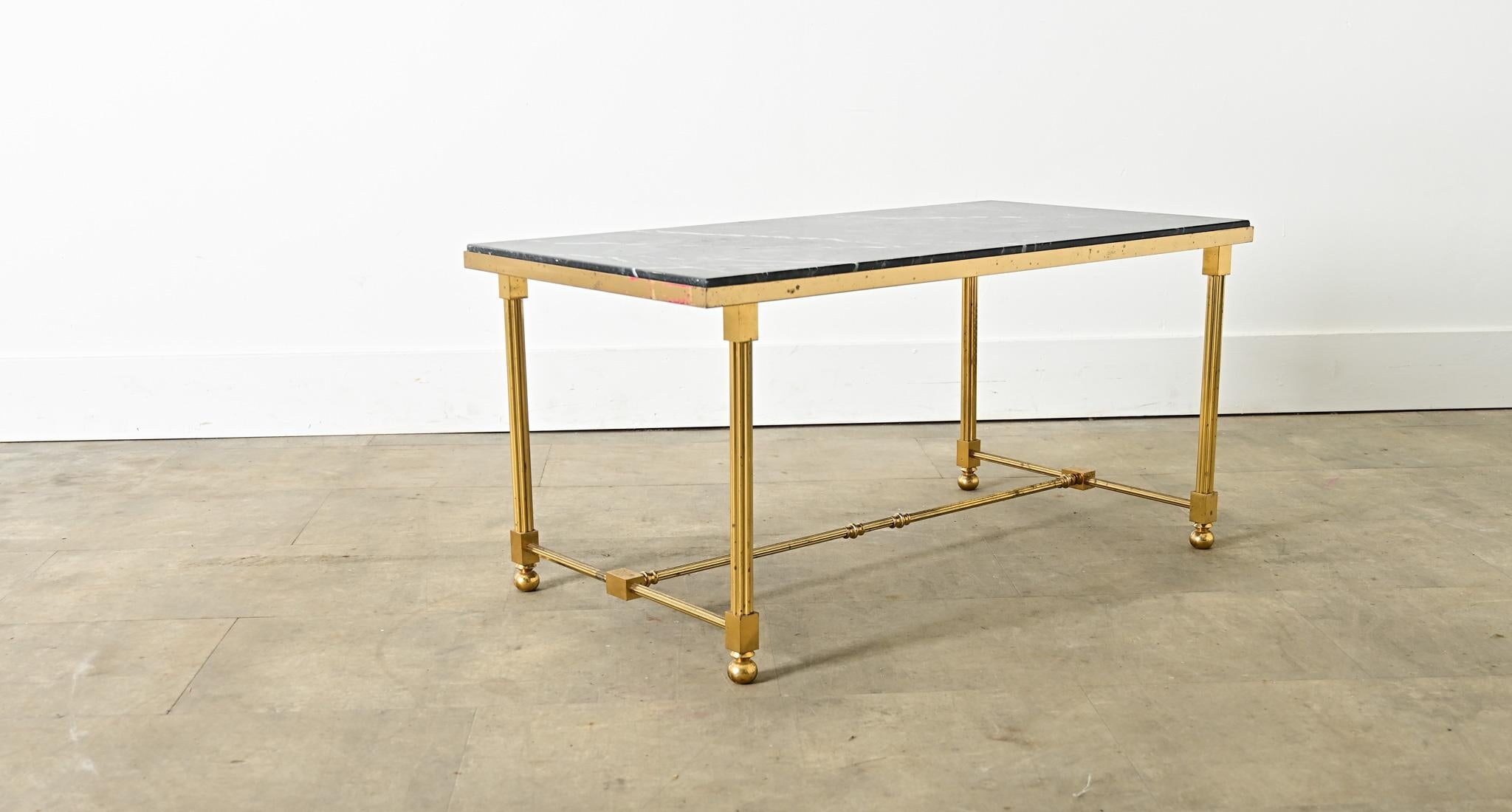 Mesa de centro francesa de mediados de siglo de mármol negro y latón siglo XX en venta