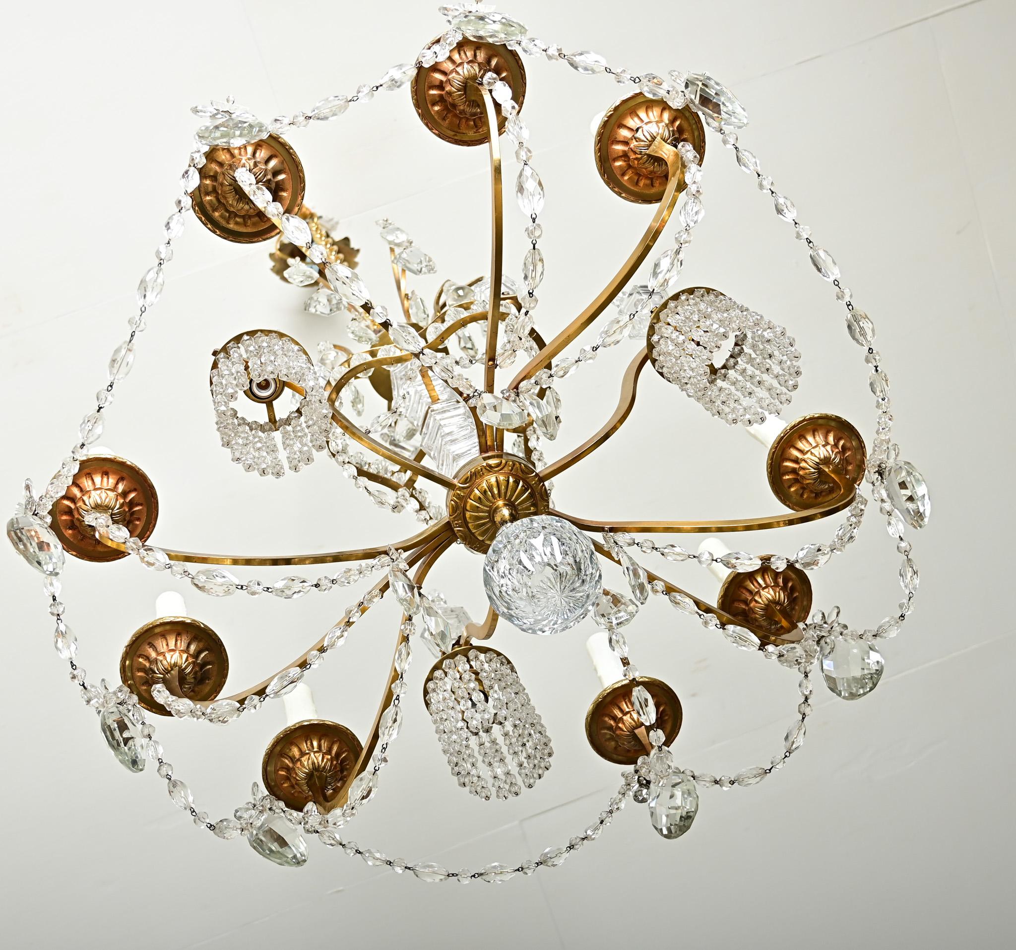 Lampadario francese del Medioevo in ottone e cristallo 4