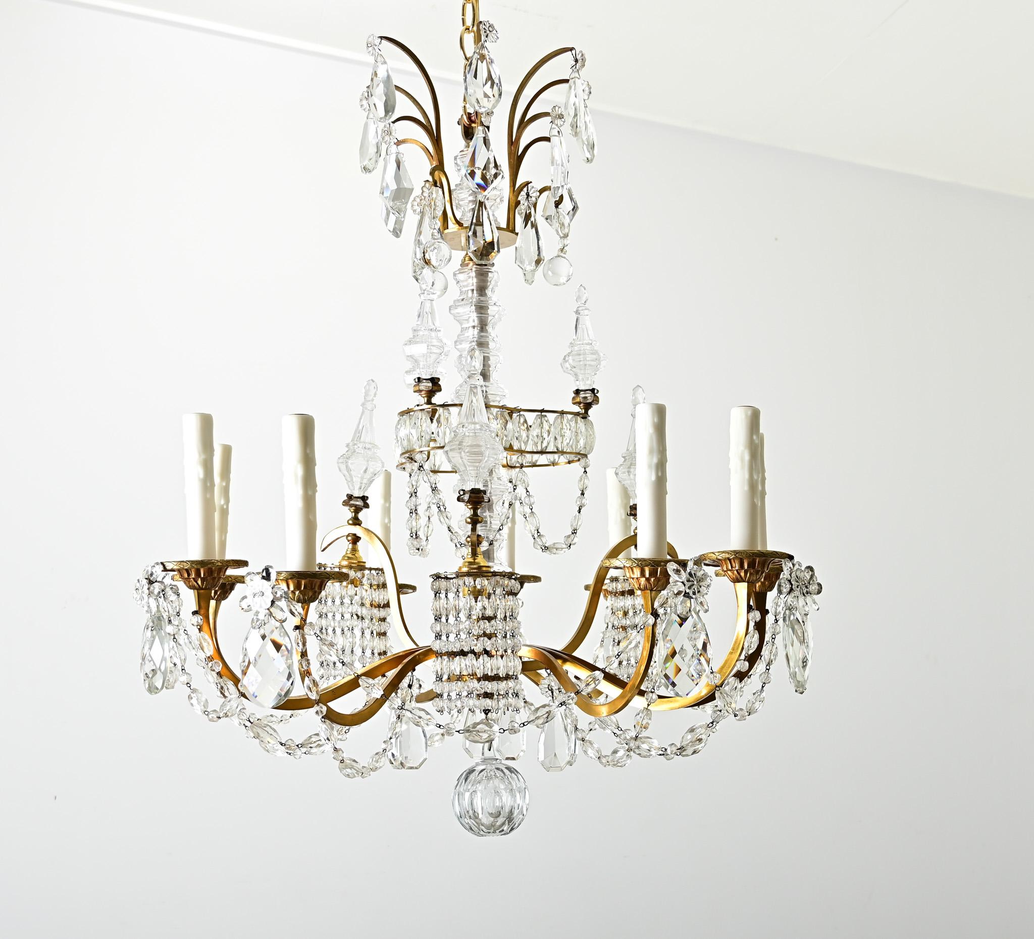 Lampadario francese del Medioevo in ottone e cristallo 9