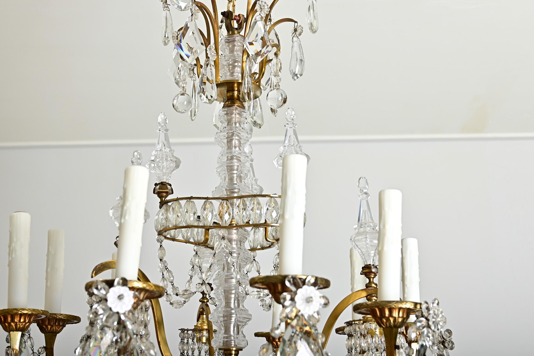 Lampadario francese del Medioevo in ottone e cristallo 10