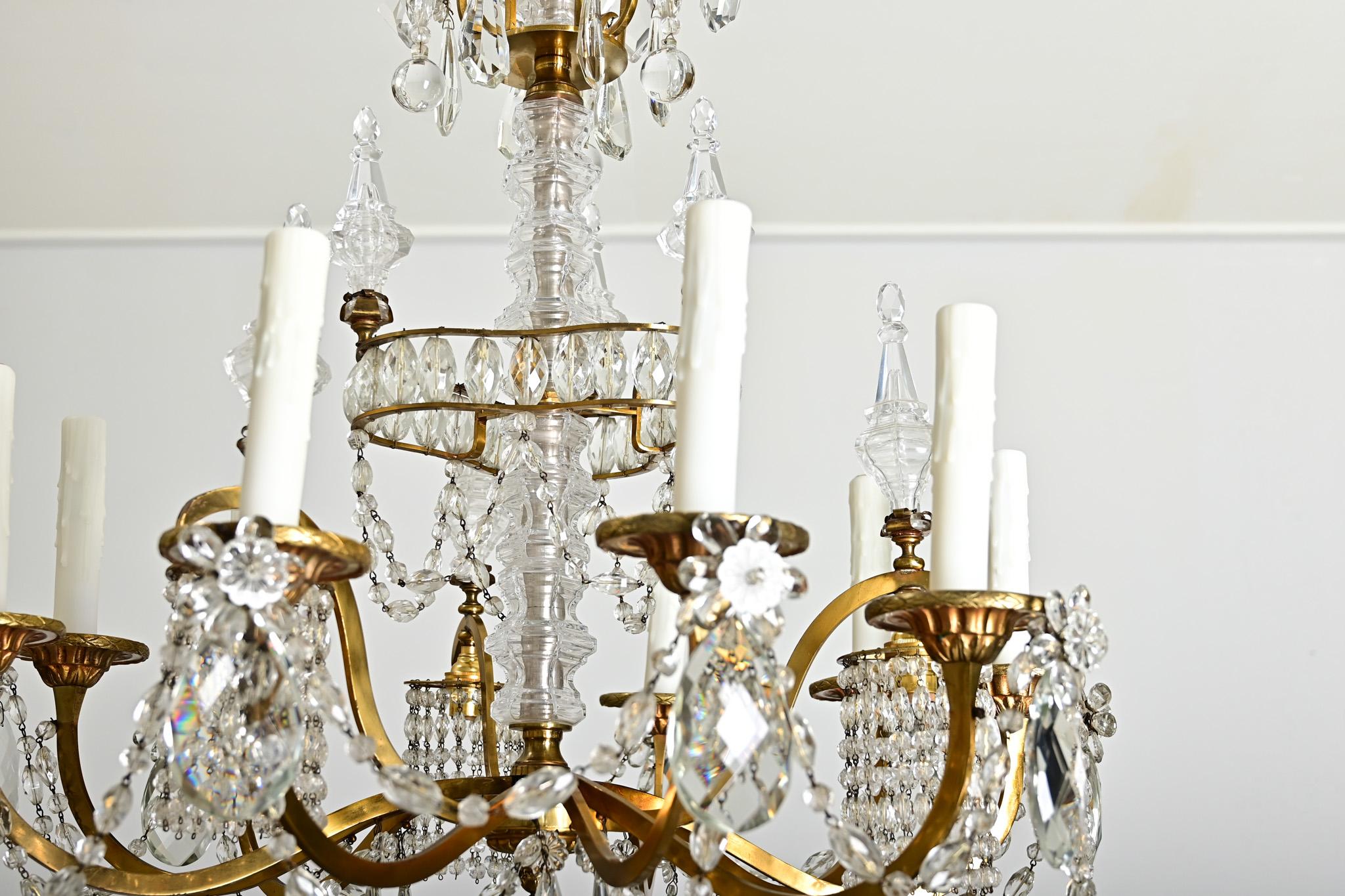 Lampadario francese del Medioevo in ottone e cristallo 11