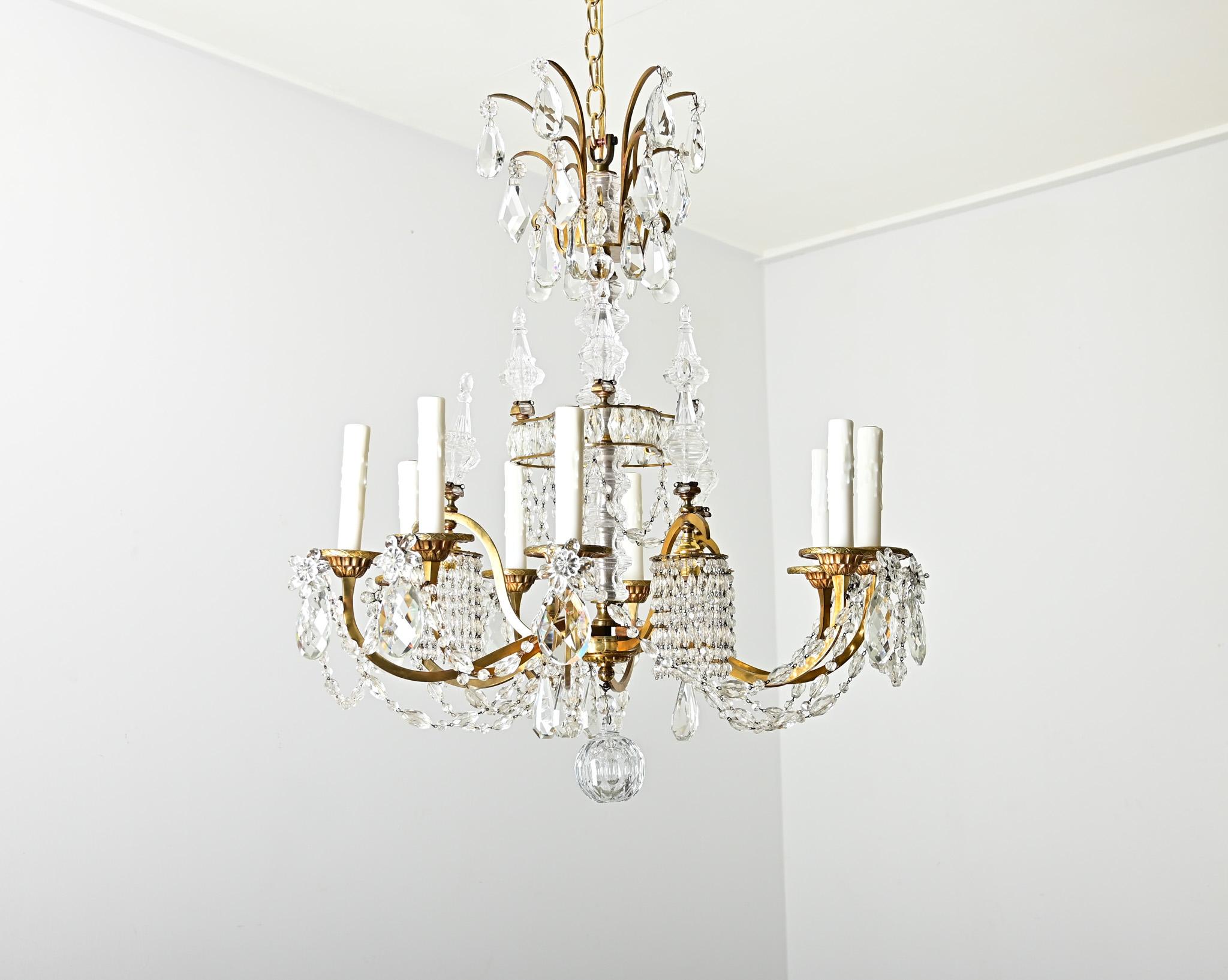 Francese Lampadario francese del Medioevo in ottone e cristallo