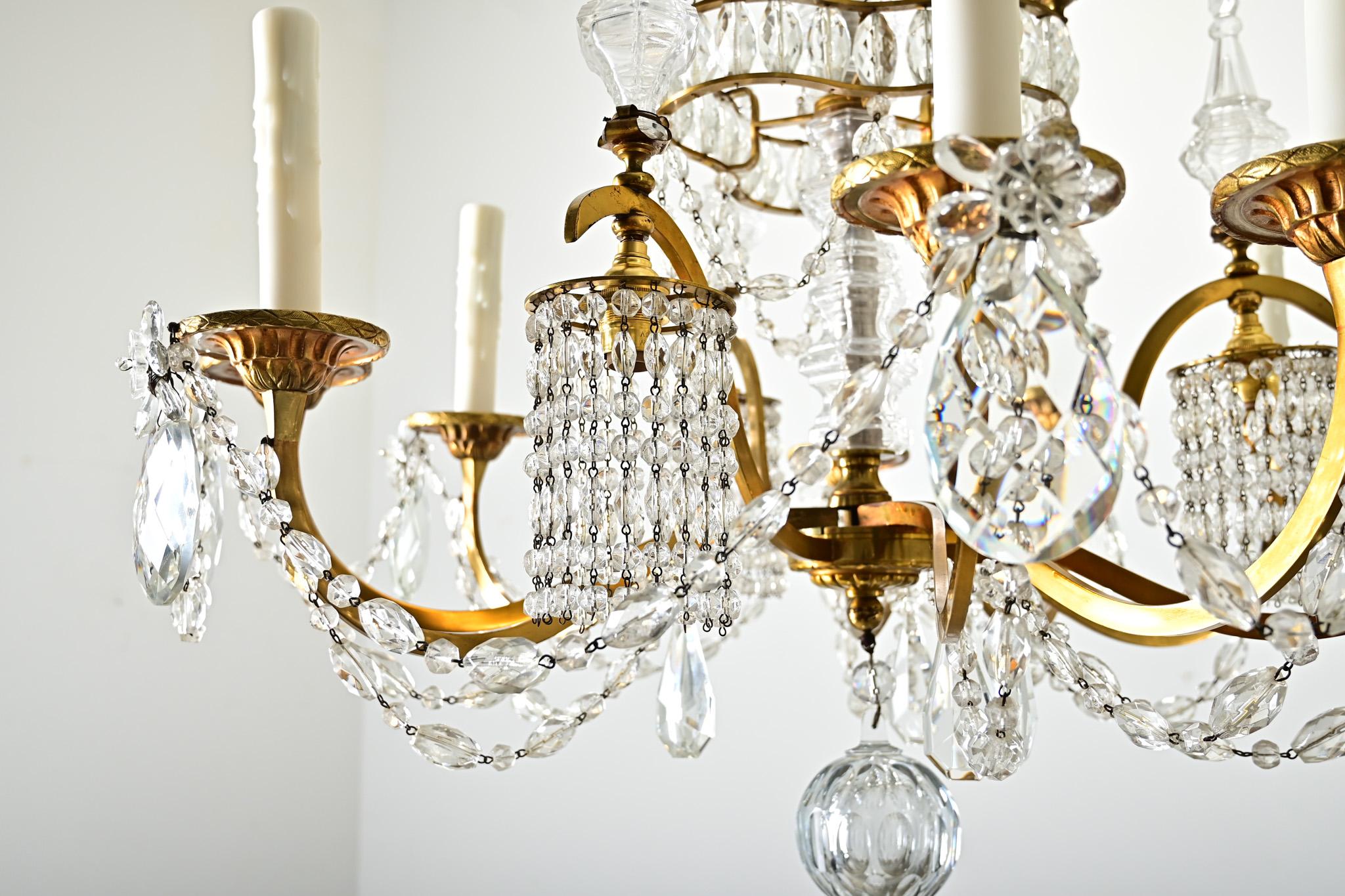 Pressato Lampadario francese del Medioevo in ottone e cristallo