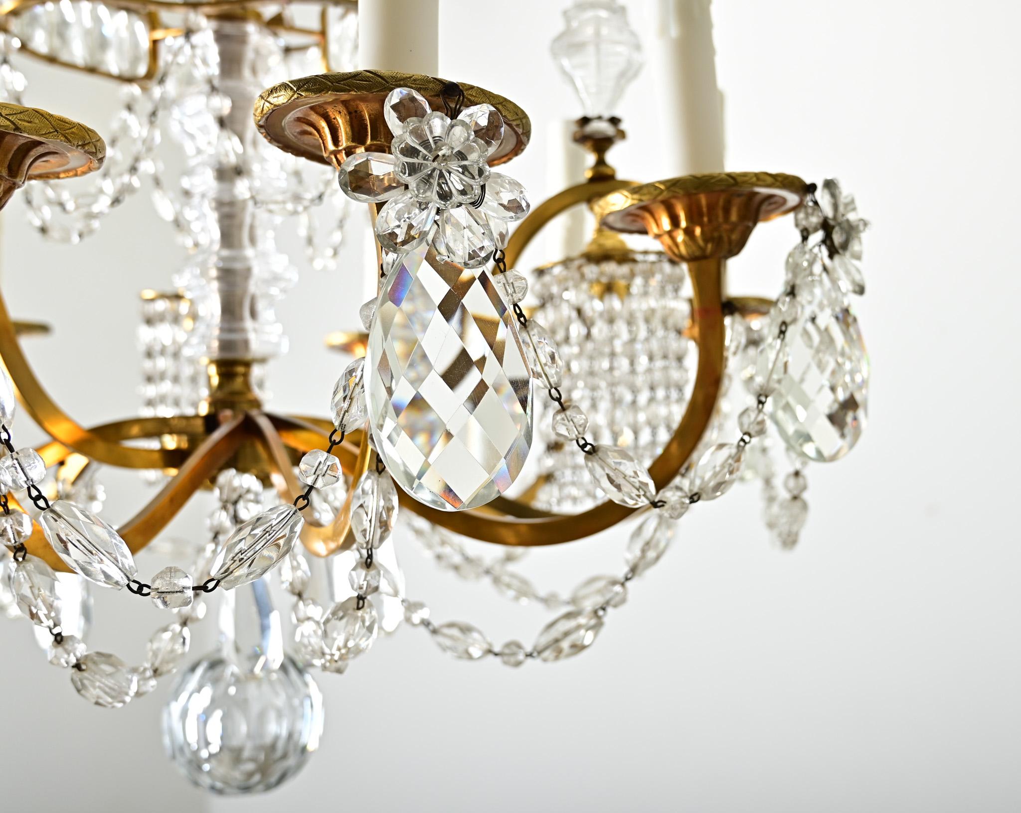 Lampadario francese del Medioevo in ottone e cristallo In condizioni buone a Baton Rouge, LA