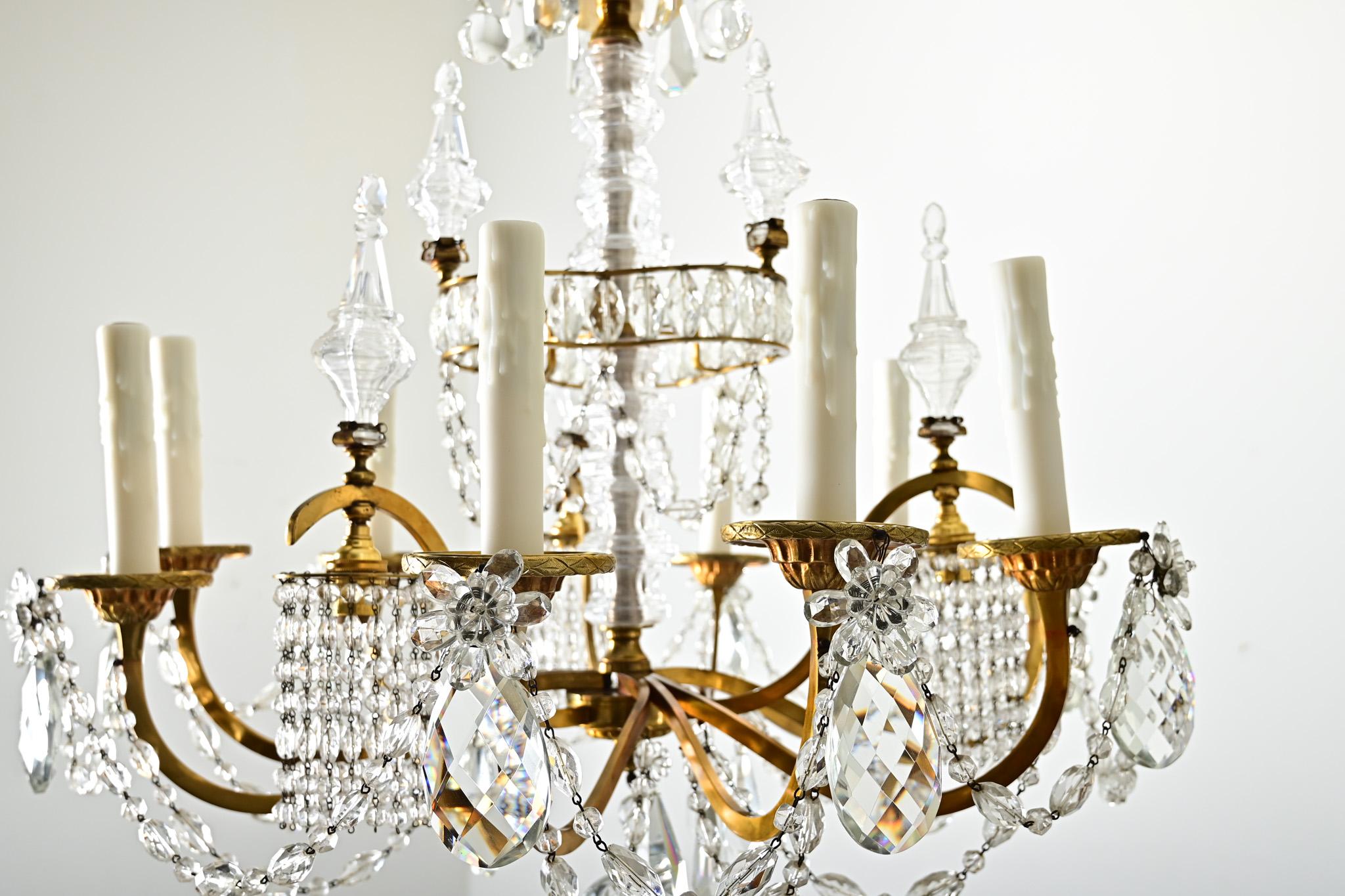 XX secolo Lampadario francese del Medioevo in ottone e cristallo