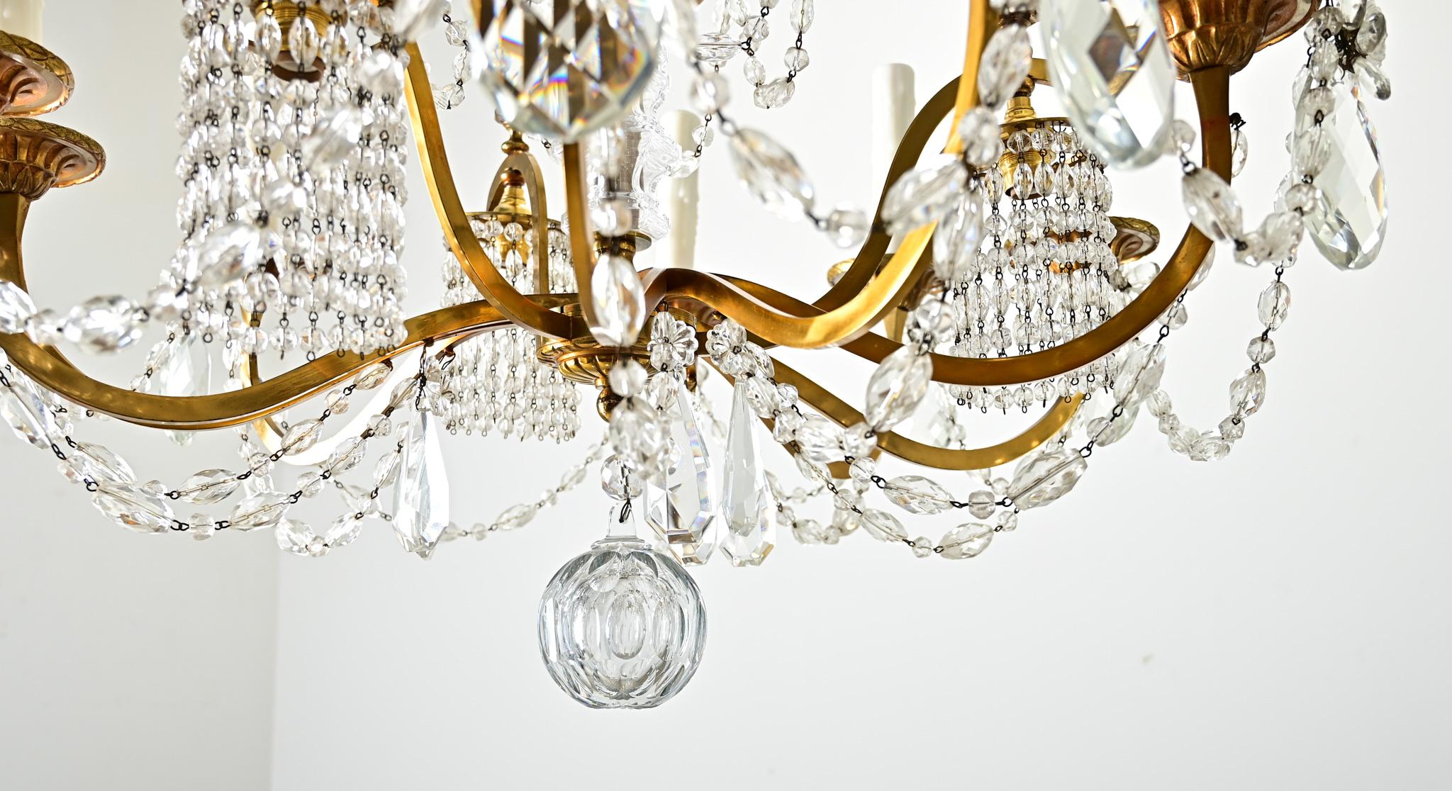 Lampadario francese del Medioevo in ottone e cristallo 1