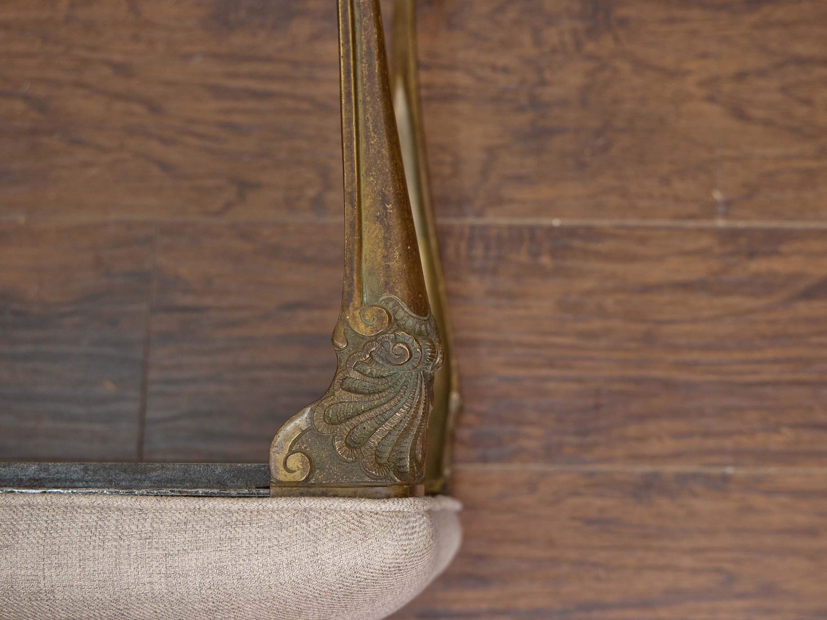Panchina francese del Medioevo in ottone con motivo a conchiglia e rivestimento in lino personalizzato in vendita 5