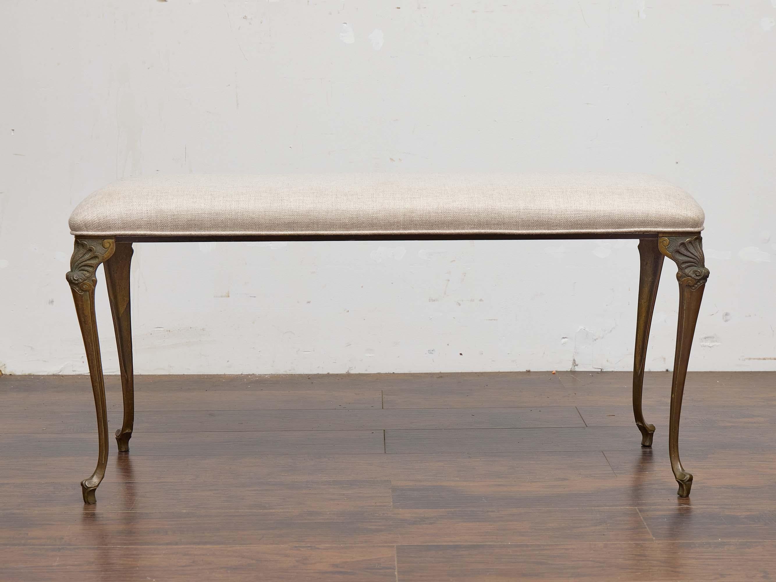 Mid-Century moderno Panchina francese del Medioevo in ottone con motivo a conchiglia e rivestimento in lino personalizzato in vendita