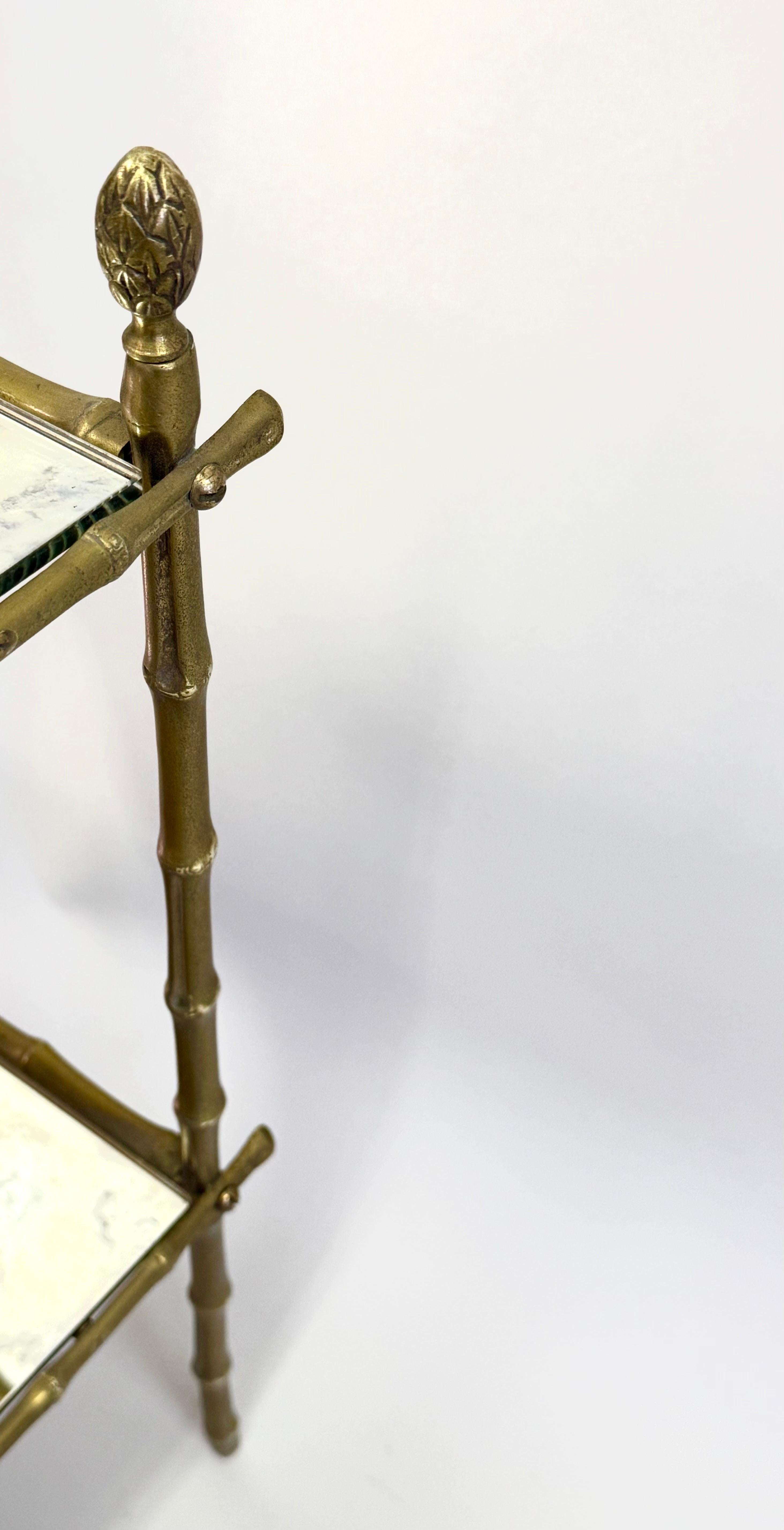 Table d'appoint du milieu du siècle en laiton, faux bambou et miroir patiné, Maison Bagues en vente 2