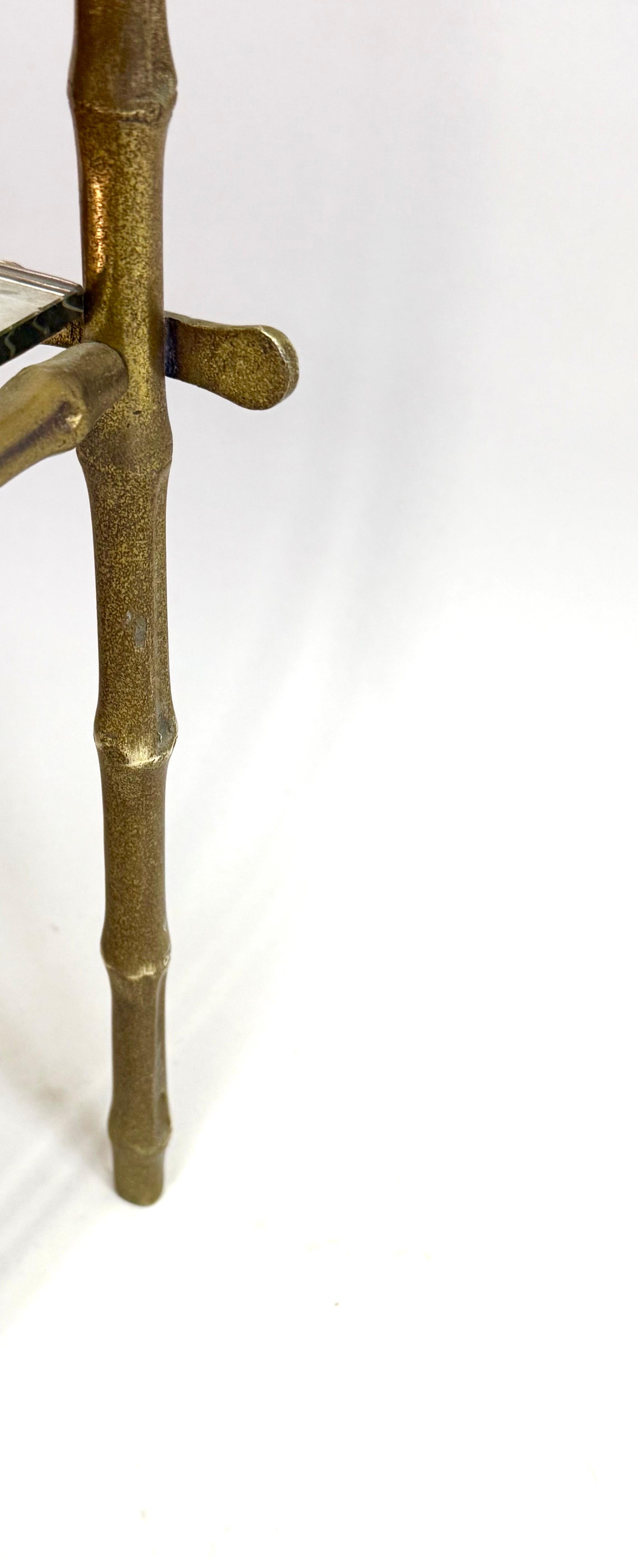 Table d'appoint du milieu du siècle en laiton, faux bambou et miroir patiné, Maison Bagues en vente 3