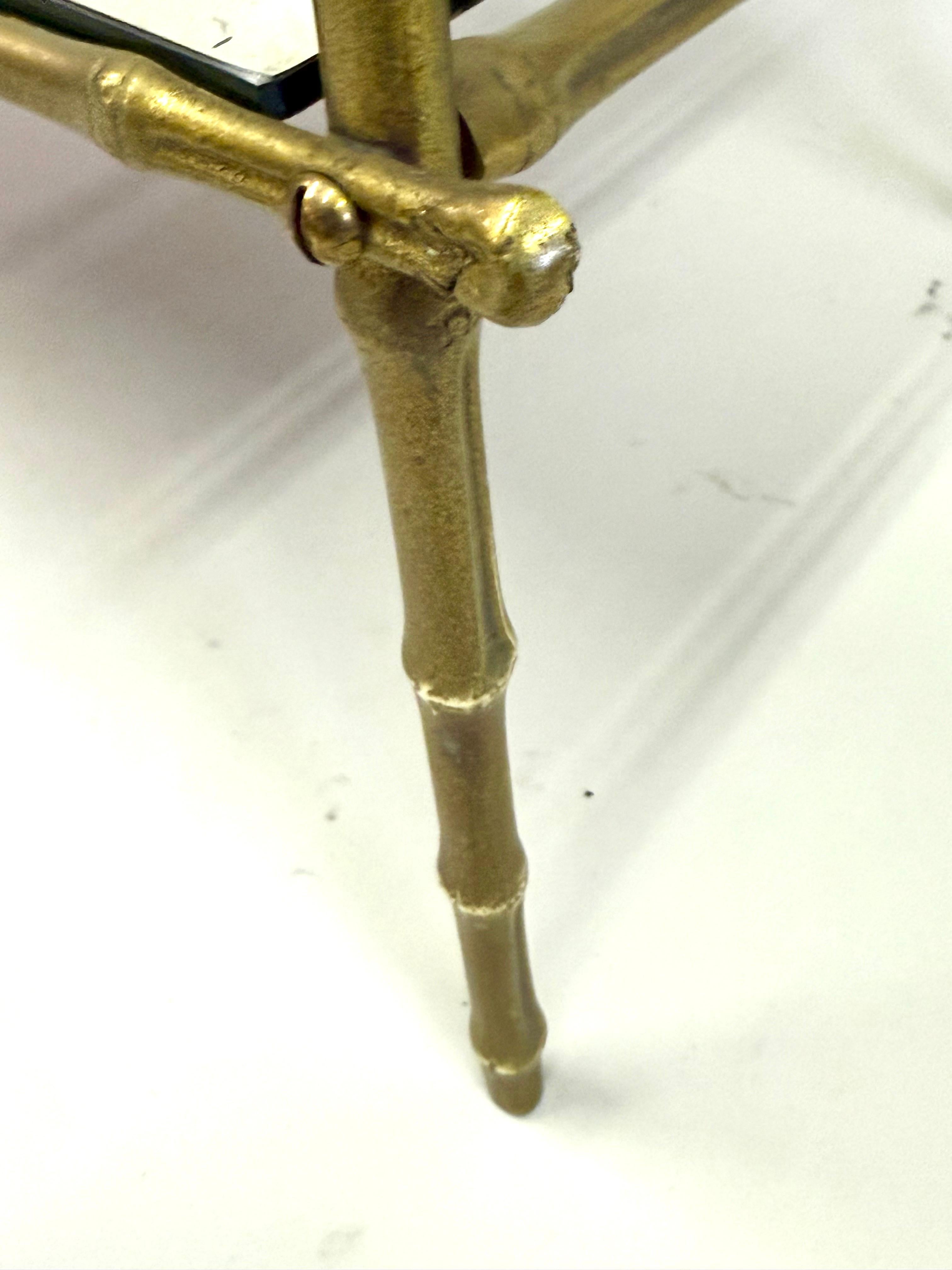 Table d'appoint du milieu du siècle en laiton, faux bambou et miroir patiné, Maison Bagues en vente 4