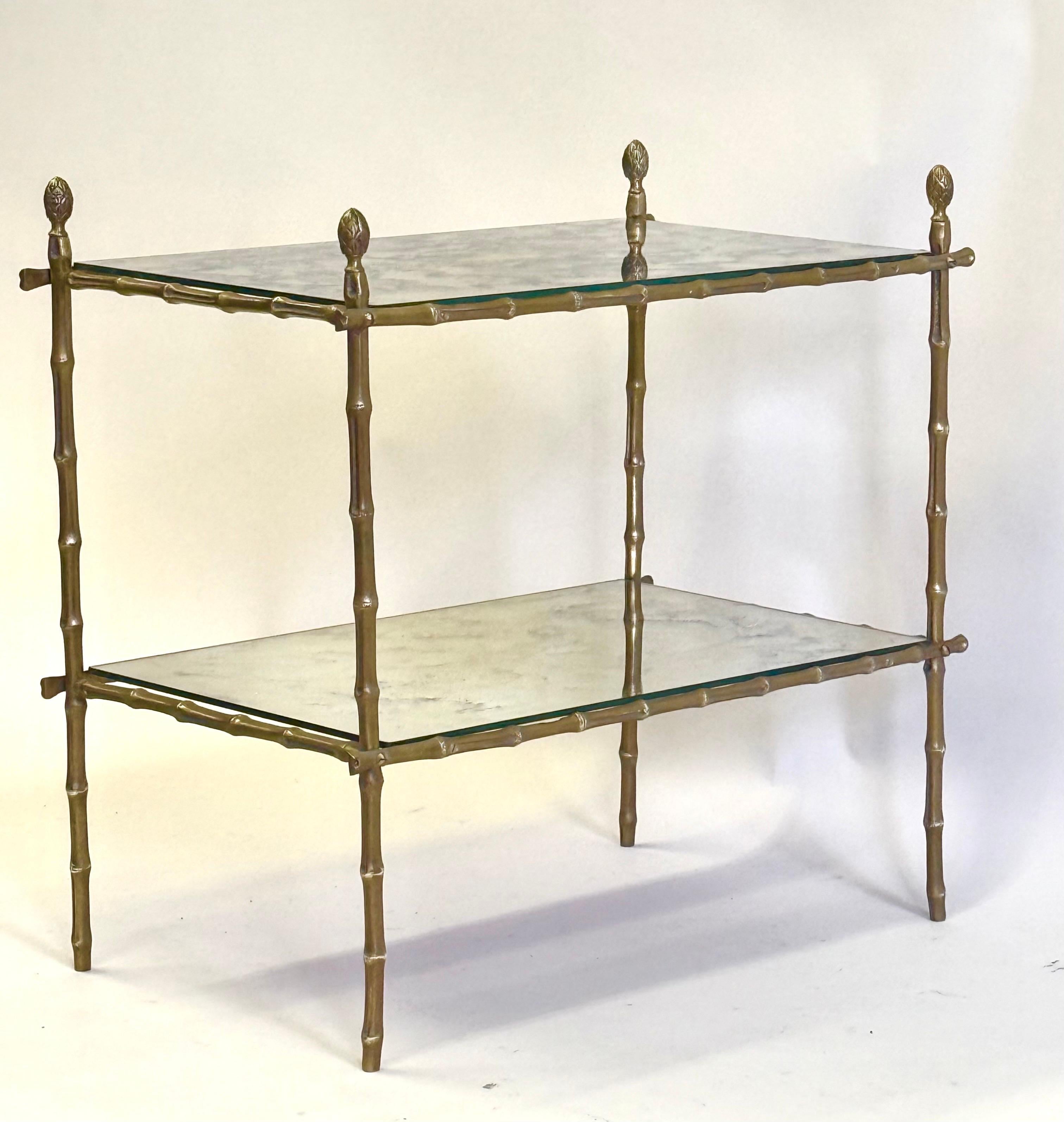 Mid-Century Modern Table d'appoint du milieu du siècle en laiton, faux bambou et miroir patiné, Maison Bagues en vente