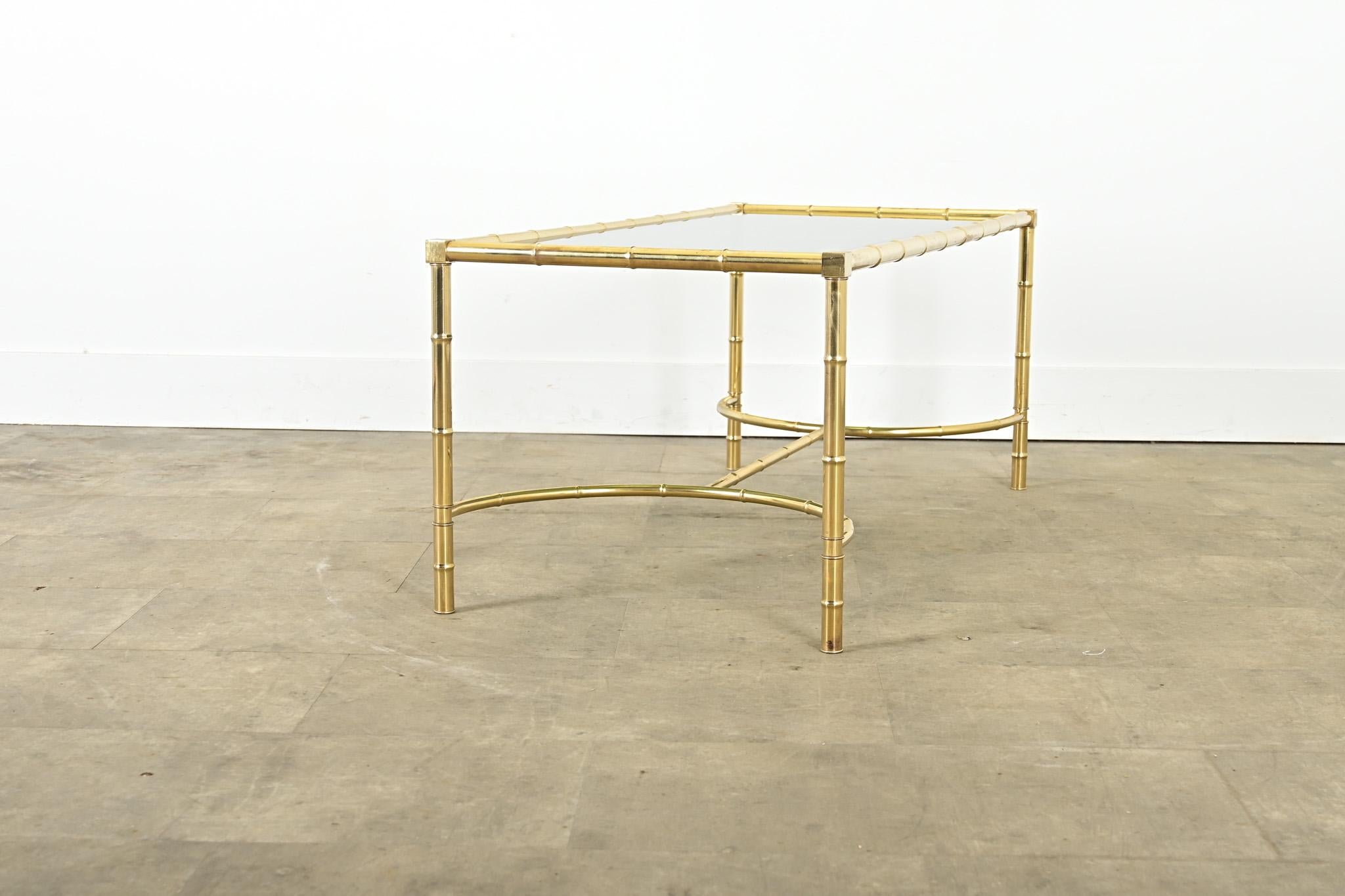 Table basse en faux bambou, laiton et verre, du milieu du siècle dernier en vente 2
