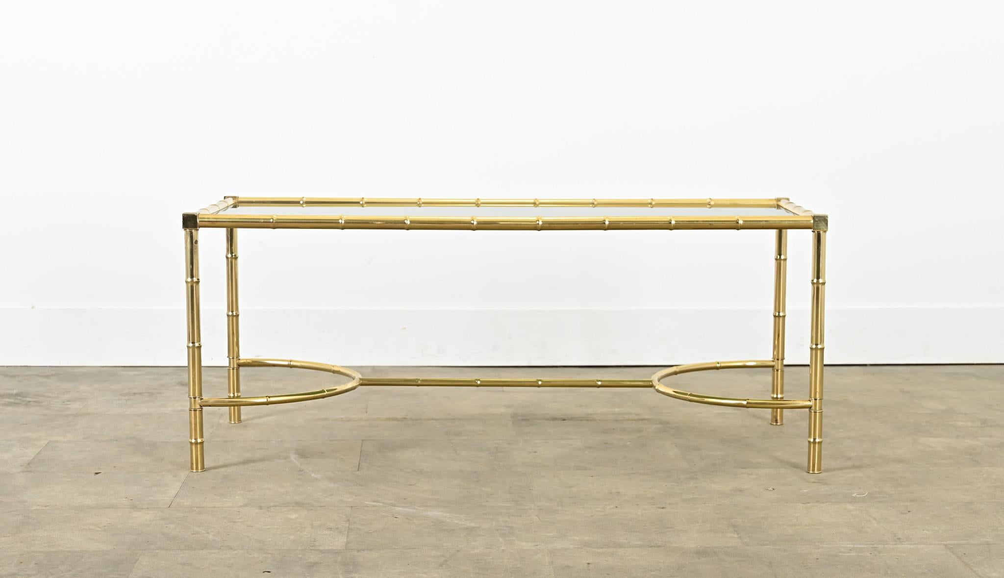 Hollywood Regency Table basse en faux bambou, laiton et verre, du milieu du siècle dernier en vente