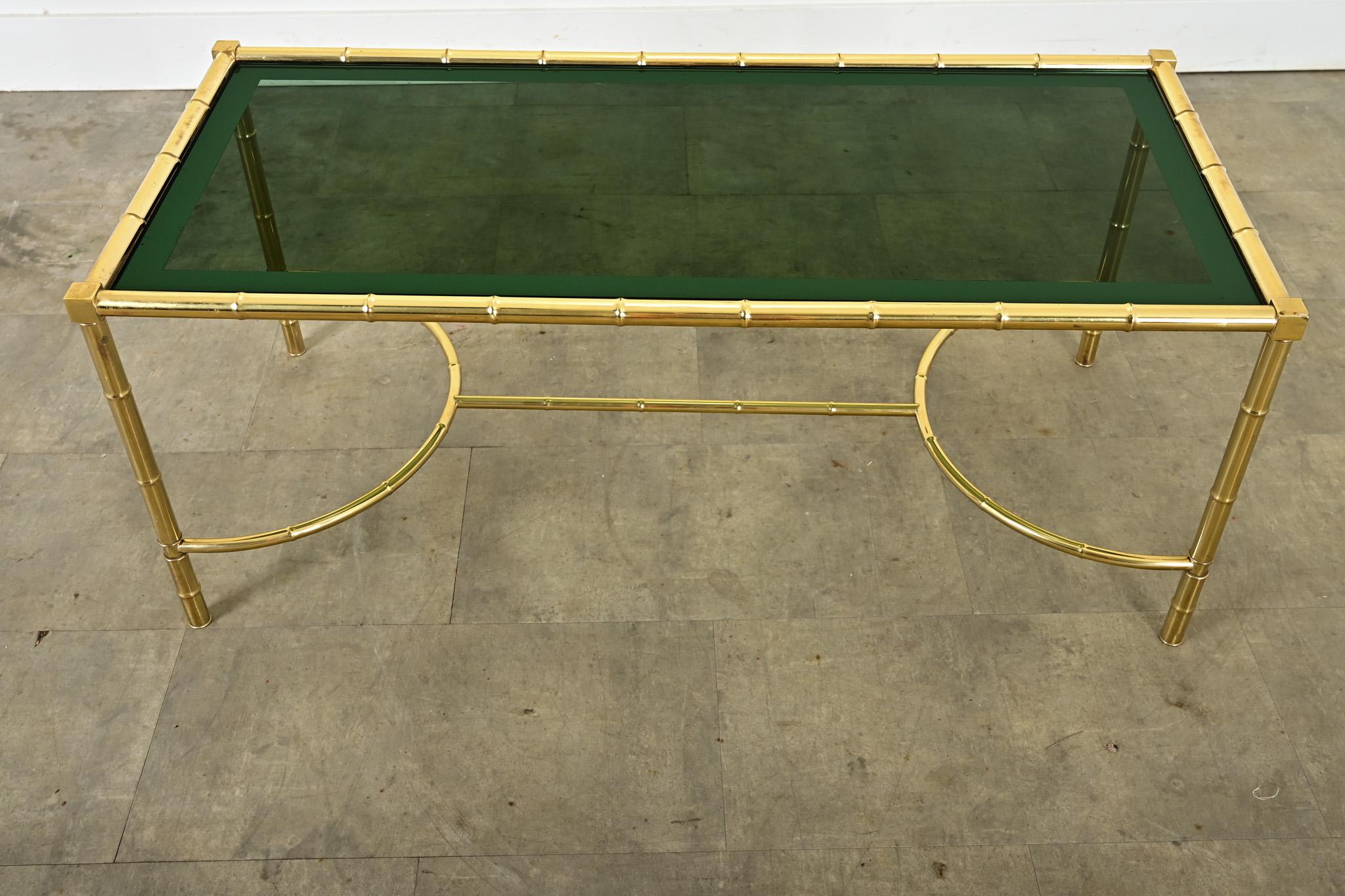 Français Table basse en faux bambou, laiton et verre, du milieu du siècle dernier en vente