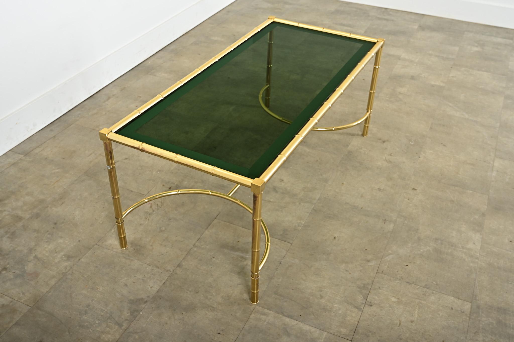 Moulage Table basse en faux bambou, laiton et verre, du milieu du siècle dernier en vente