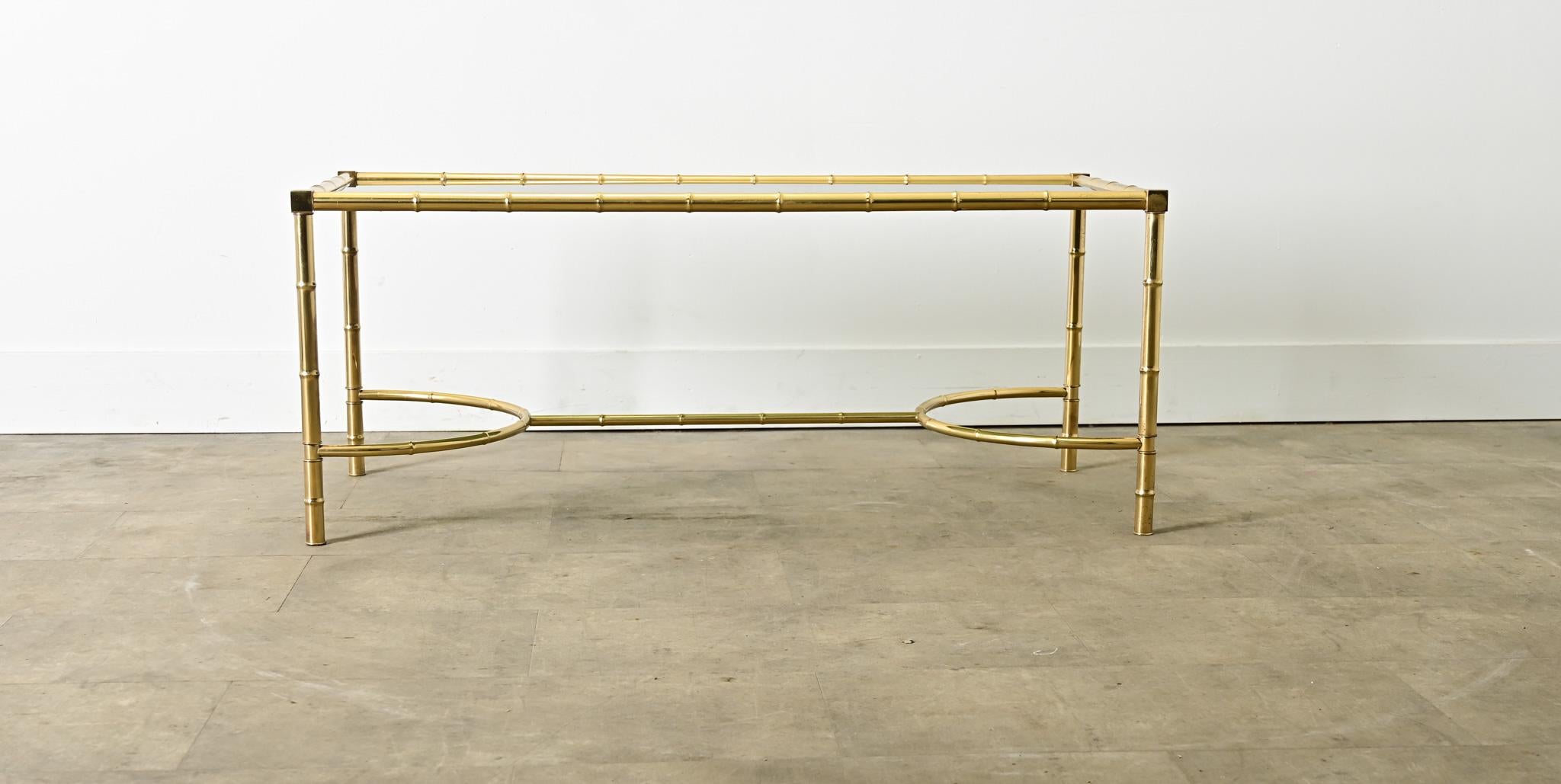 Table basse en faux bambou, laiton et verre, du milieu du siècle dernier Bon état - En vente à Baton Rouge, LA