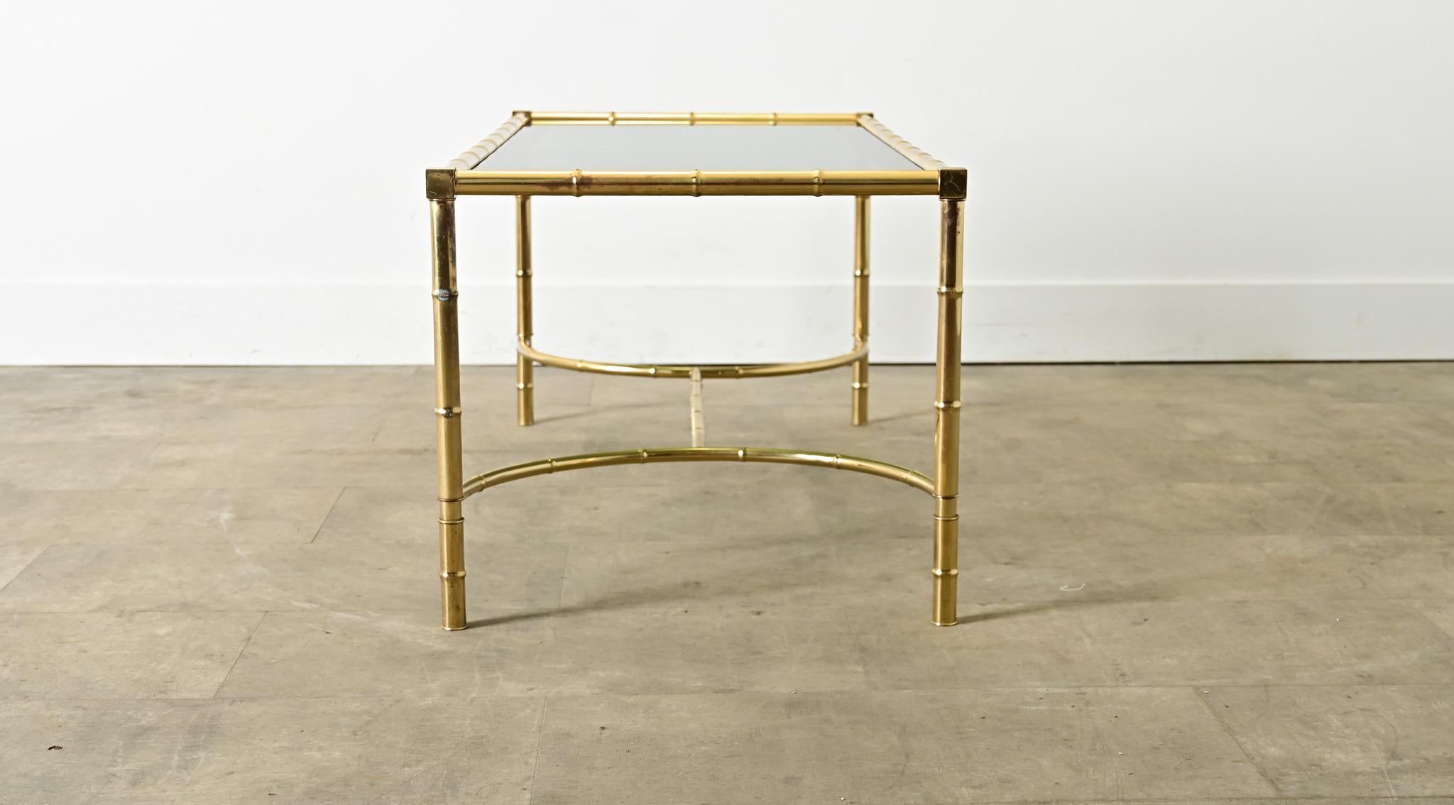 20ième siècle Table basse en faux bambou, laiton et verre, du milieu du siècle dernier en vente