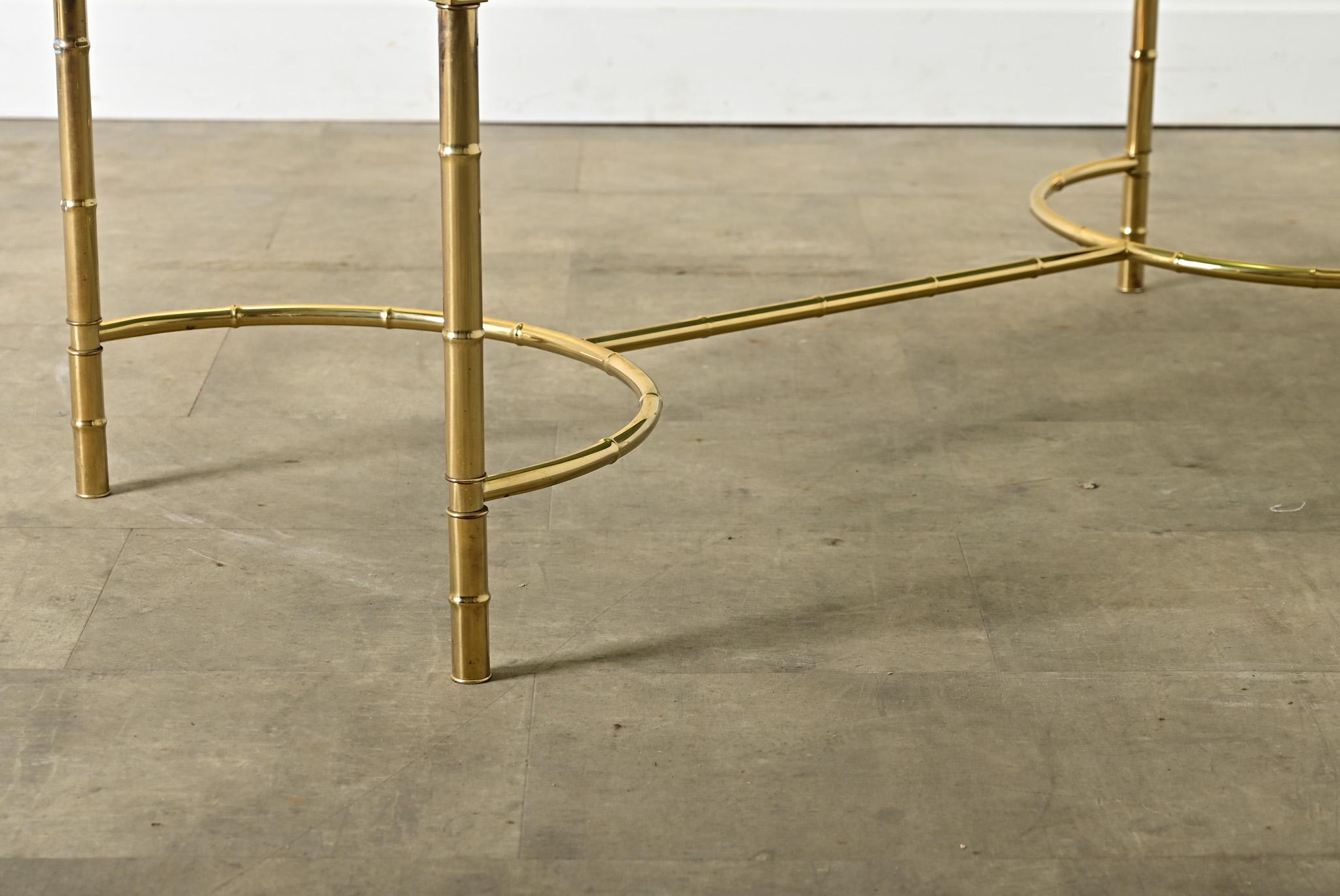 Laiton Table basse en faux bambou, laiton et verre, du milieu du siècle dernier en vente