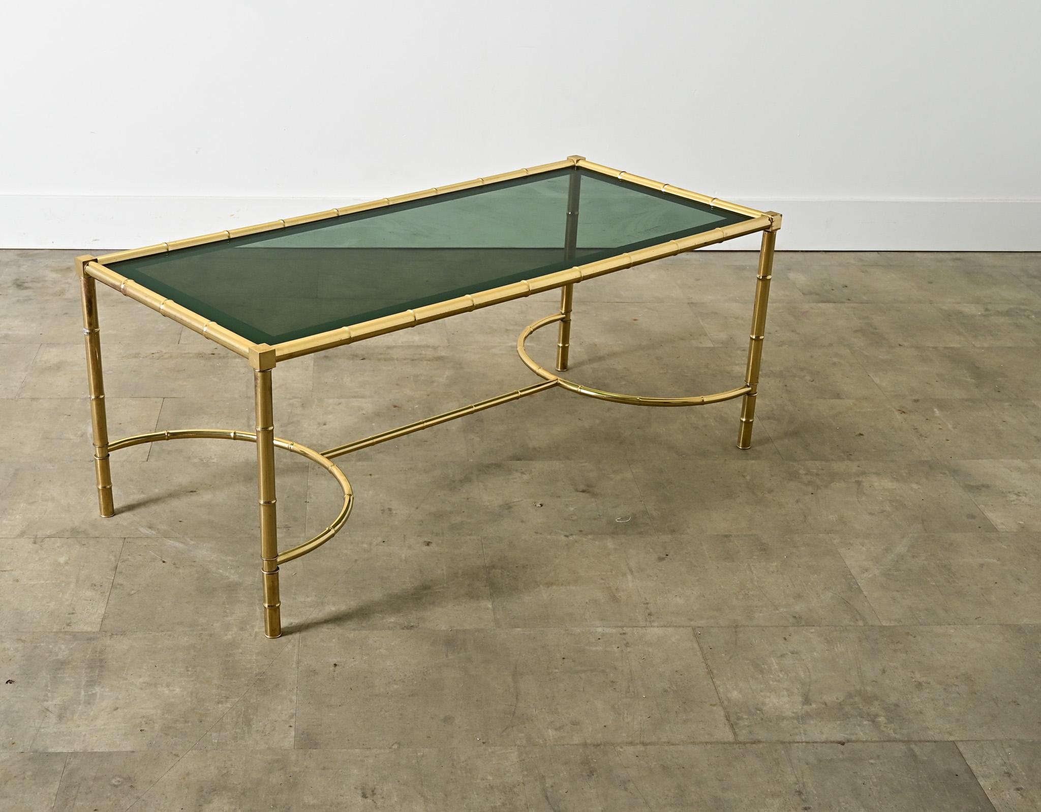 Table basse en faux bambou, laiton et verre, du milieu du siècle dernier en vente 1