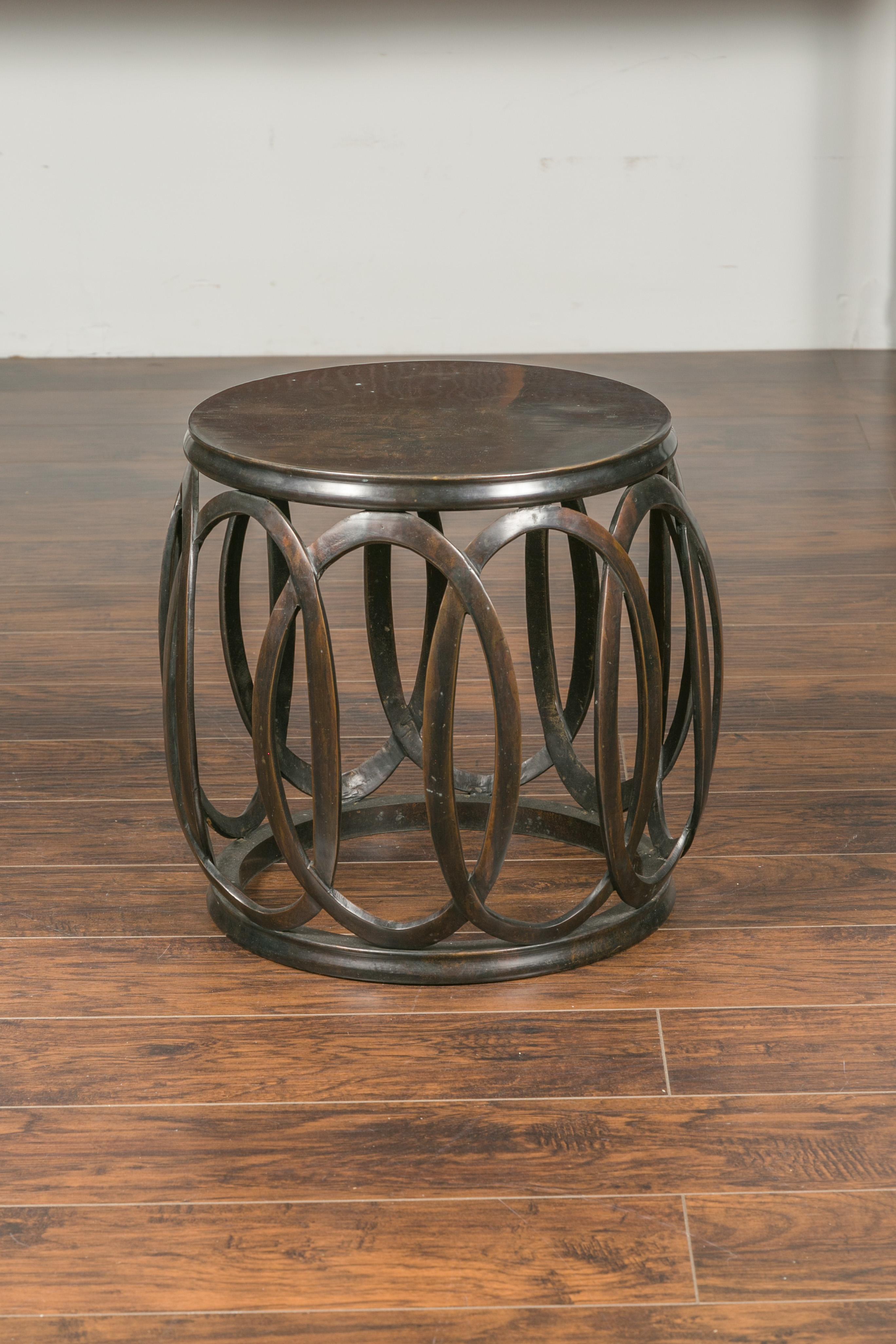 Table à boire en bronze du milieu du siècle dernier avec motifs ovales entrelacés en vente 7