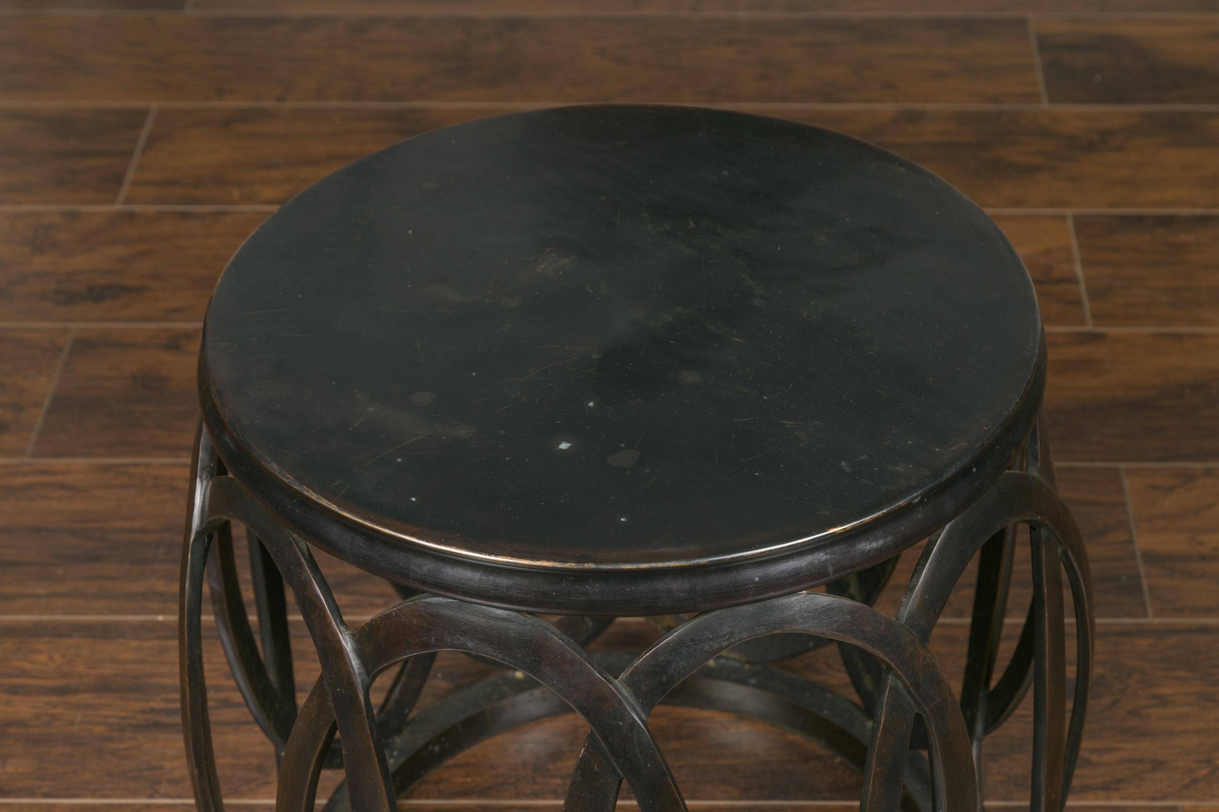 20ième siècle Table à boire en bronze du milieu du siècle dernier avec motifs ovales entrelacés en vente