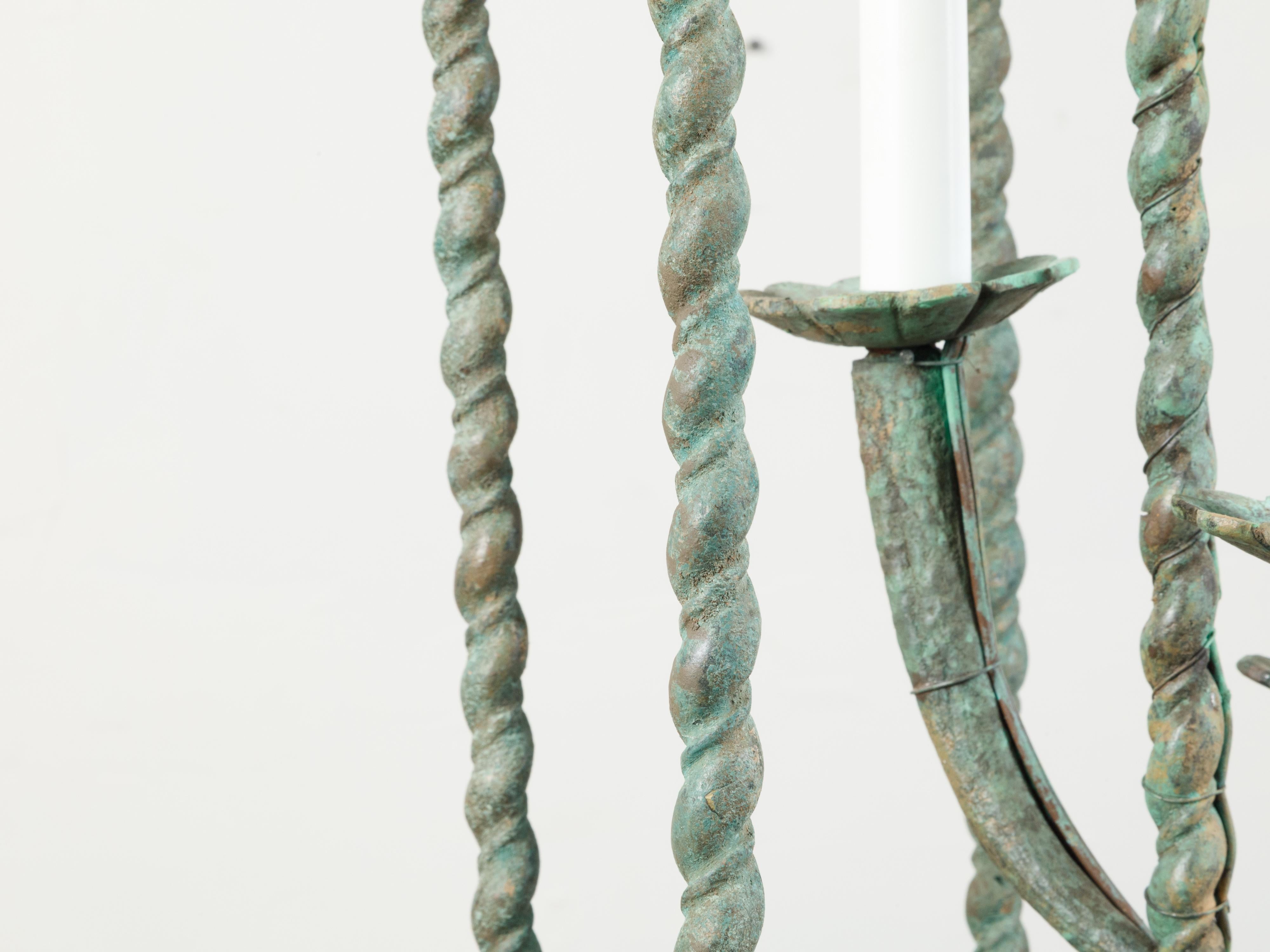Lanterne à trois lumières en bronze de style français du milieu du siècle dernier avec patine vert-de-gris en vente 2