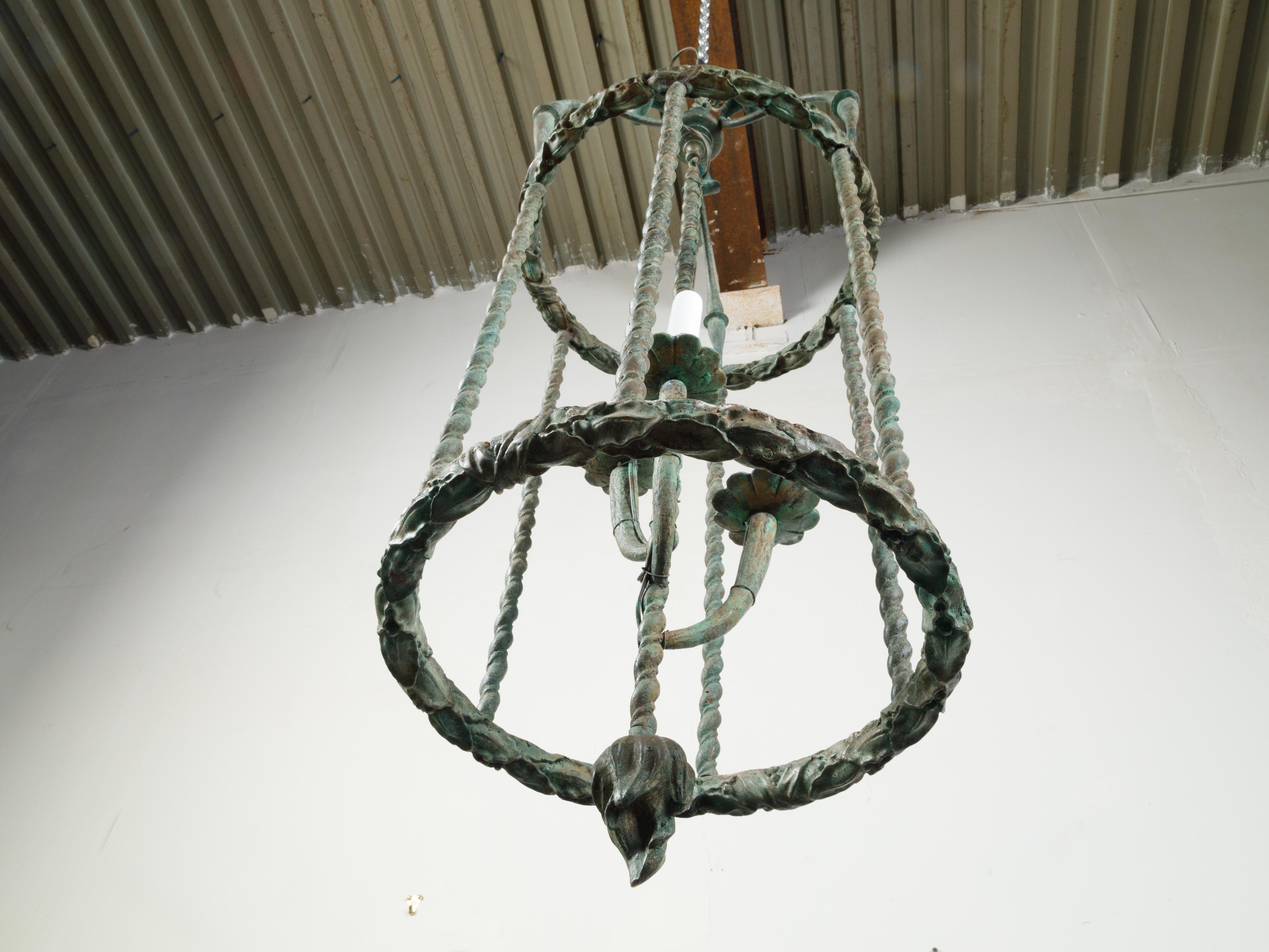 Lanterne à trois lumières en bronze de style français du milieu du siècle dernier avec patine vert-de-gris en vente 3