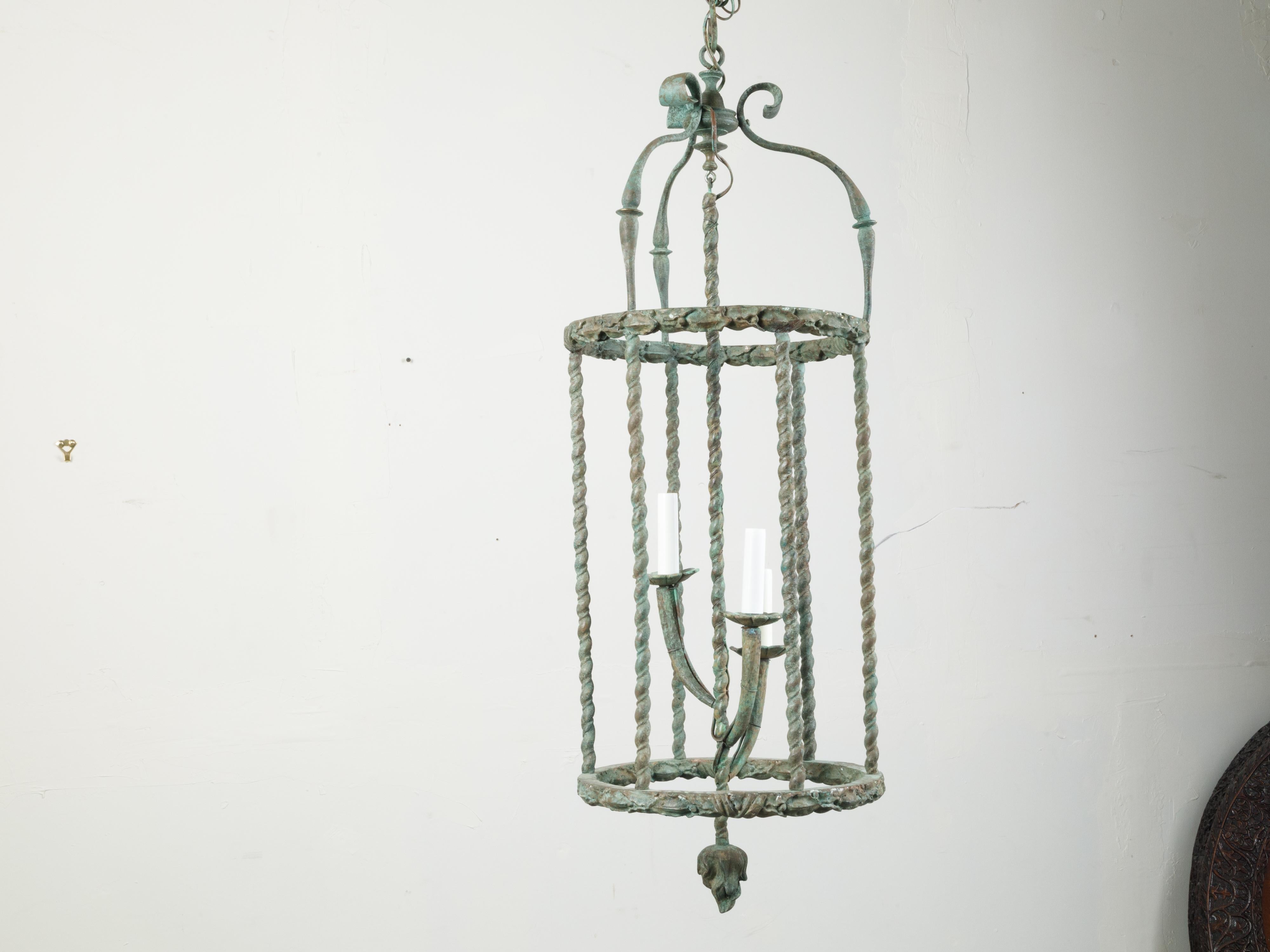 Lanterne à trois lumières en bronze de style français du milieu du siècle dernier avec patine vert-de-gris en vente 4