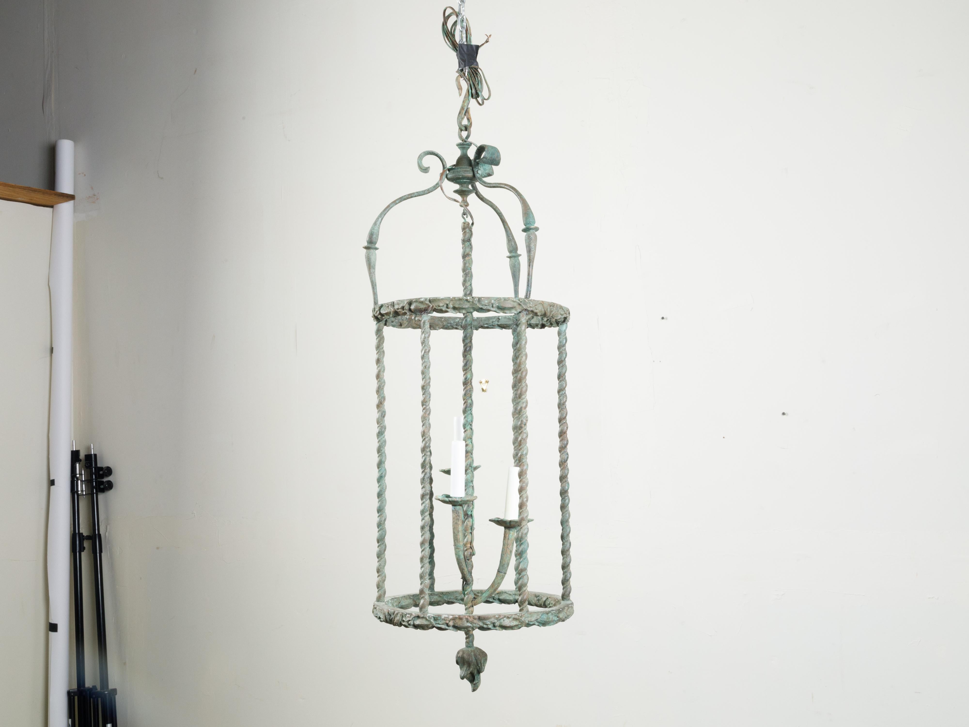 Lanterne à trois lumières en bronze de style français du milieu du siècle dernier avec patine vert-de-gris en vente 5