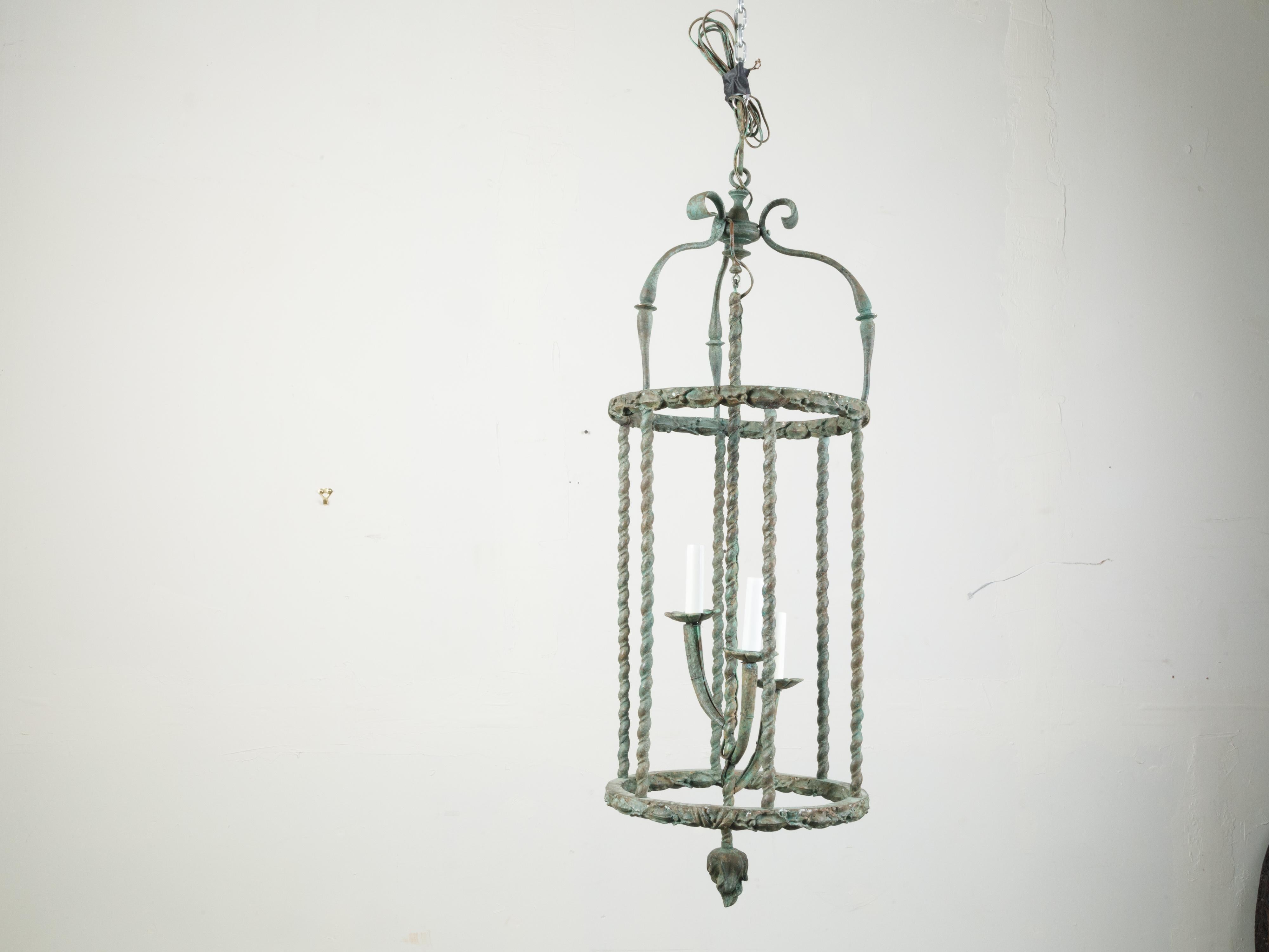 Mid-Century Modern Lanterne à trois lumières en bronze de style français du milieu du siècle dernier avec patine vert-de-gris en vente