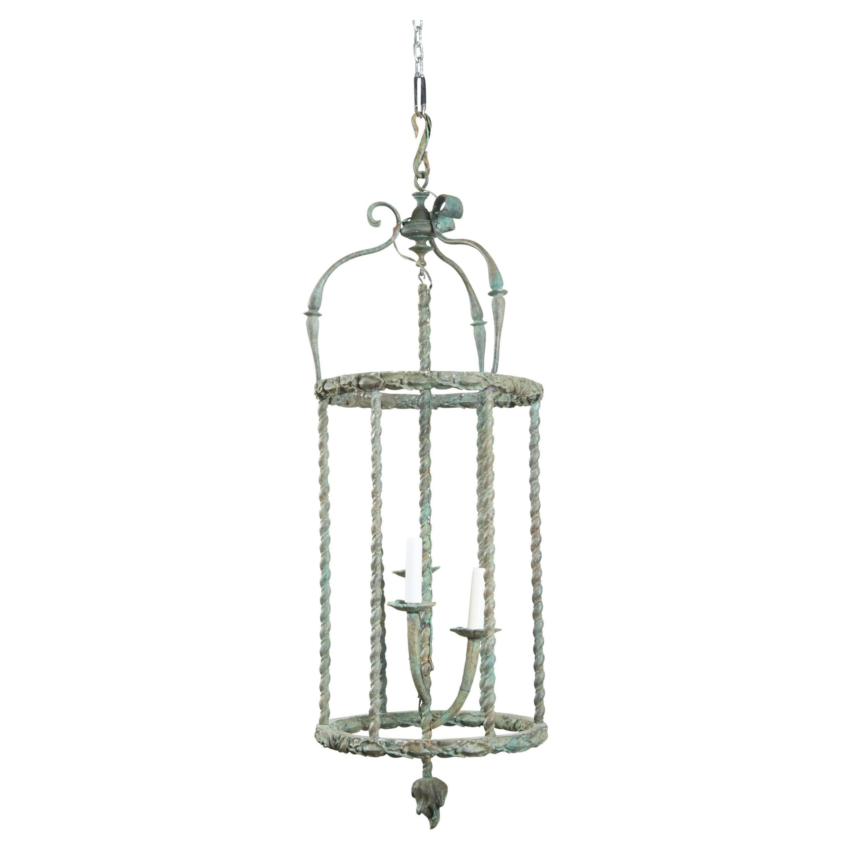 Farol francés de tres luces de bronce de mediados de siglo con pátina de verdigris