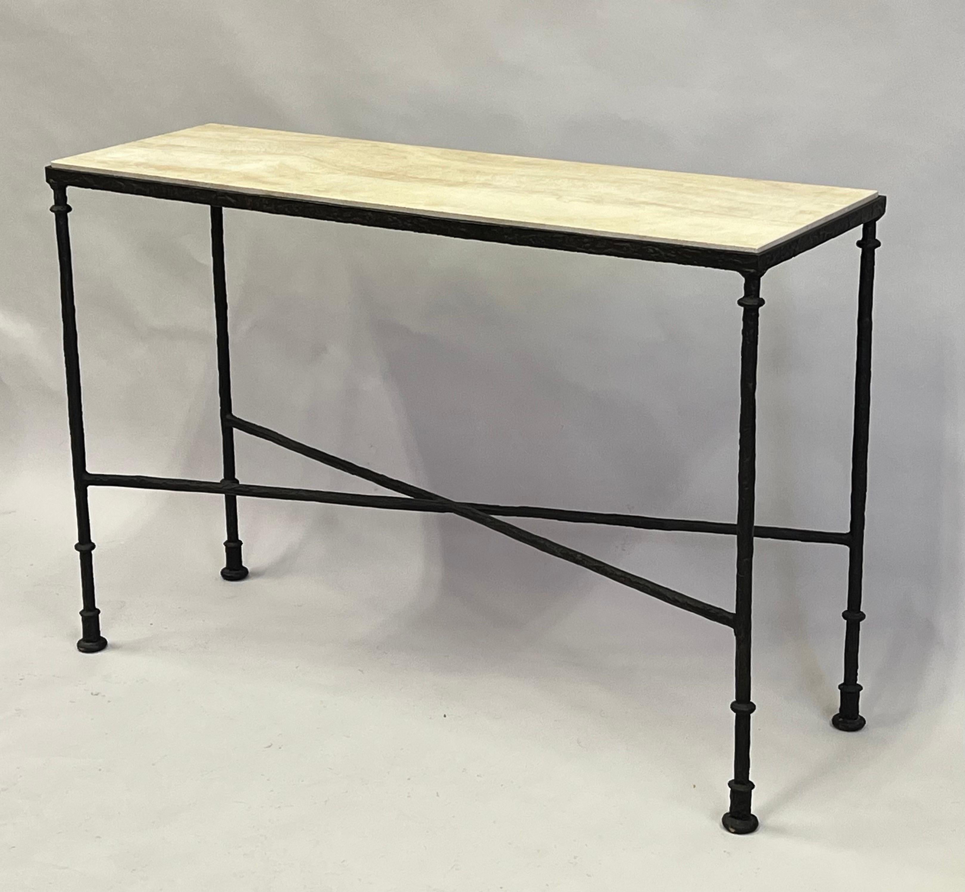 Consola francesa de mediados de siglo en bronce y travertino, Jean-Michel Frank en Bueno estado para la venta en New York, NY