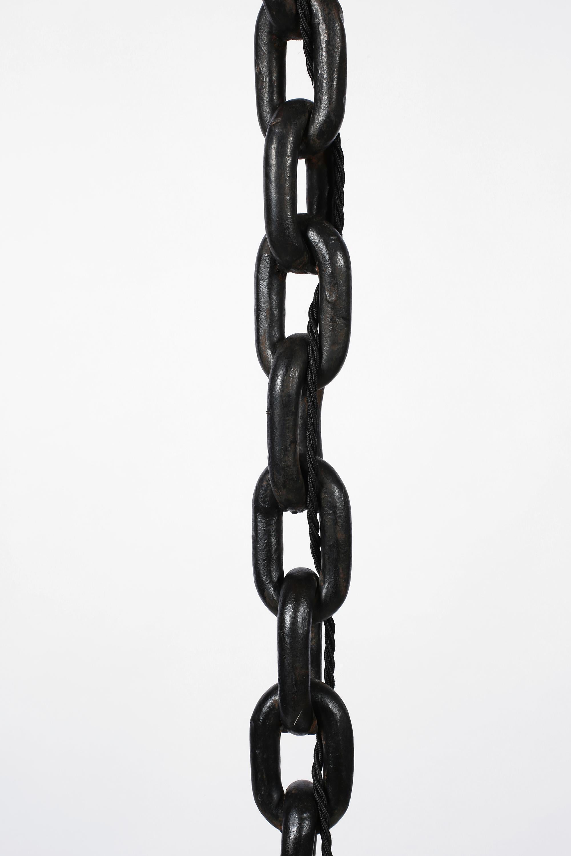 Französische brutalistische Mid-Century-Tischlampe aus Eisenkette mit Gliedern im Zustand „Gut“ im Angebot in London, GB