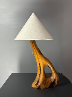 Lámpara de sobremesa francesa brutalista de mediados de siglo en madera de olivo, años 50